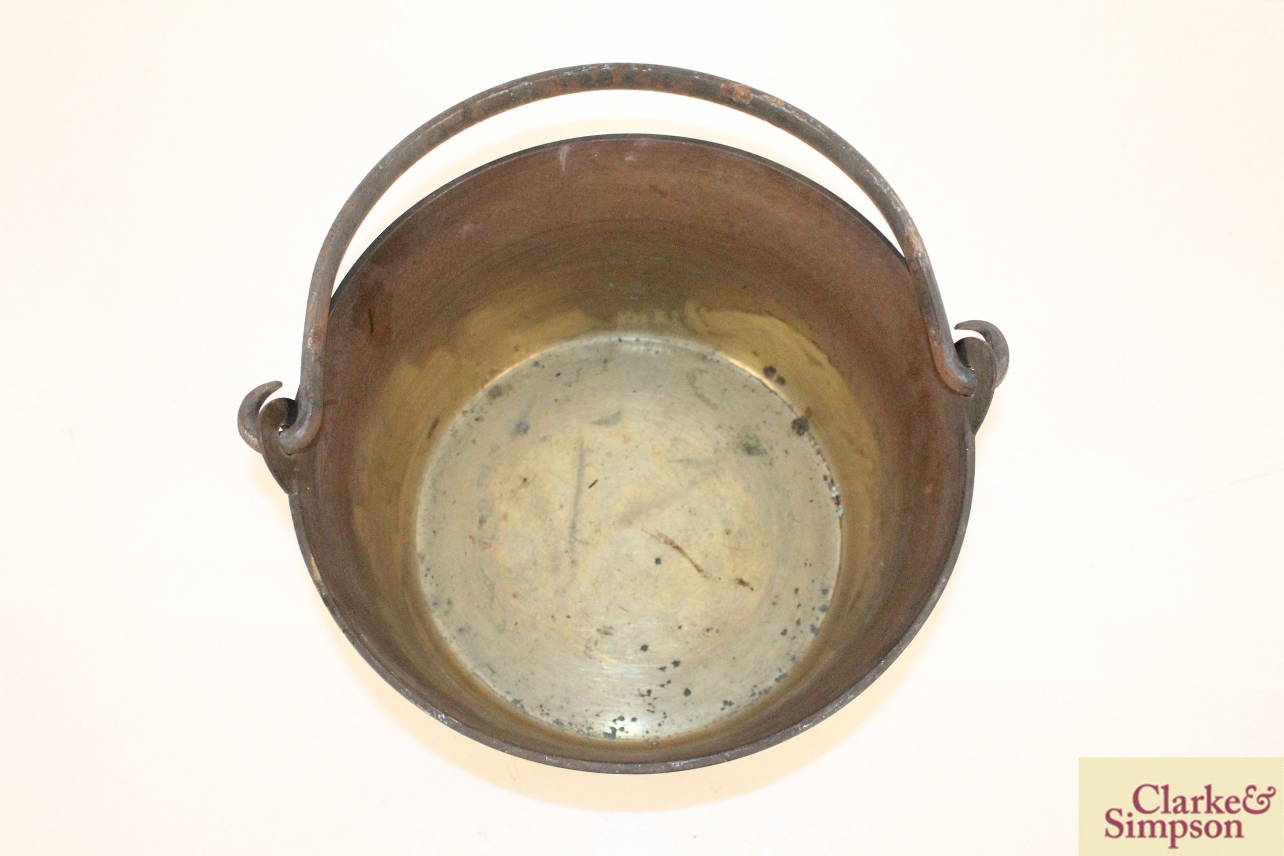 A heavy brass preserve pan with swing handle - Image 3 of 4