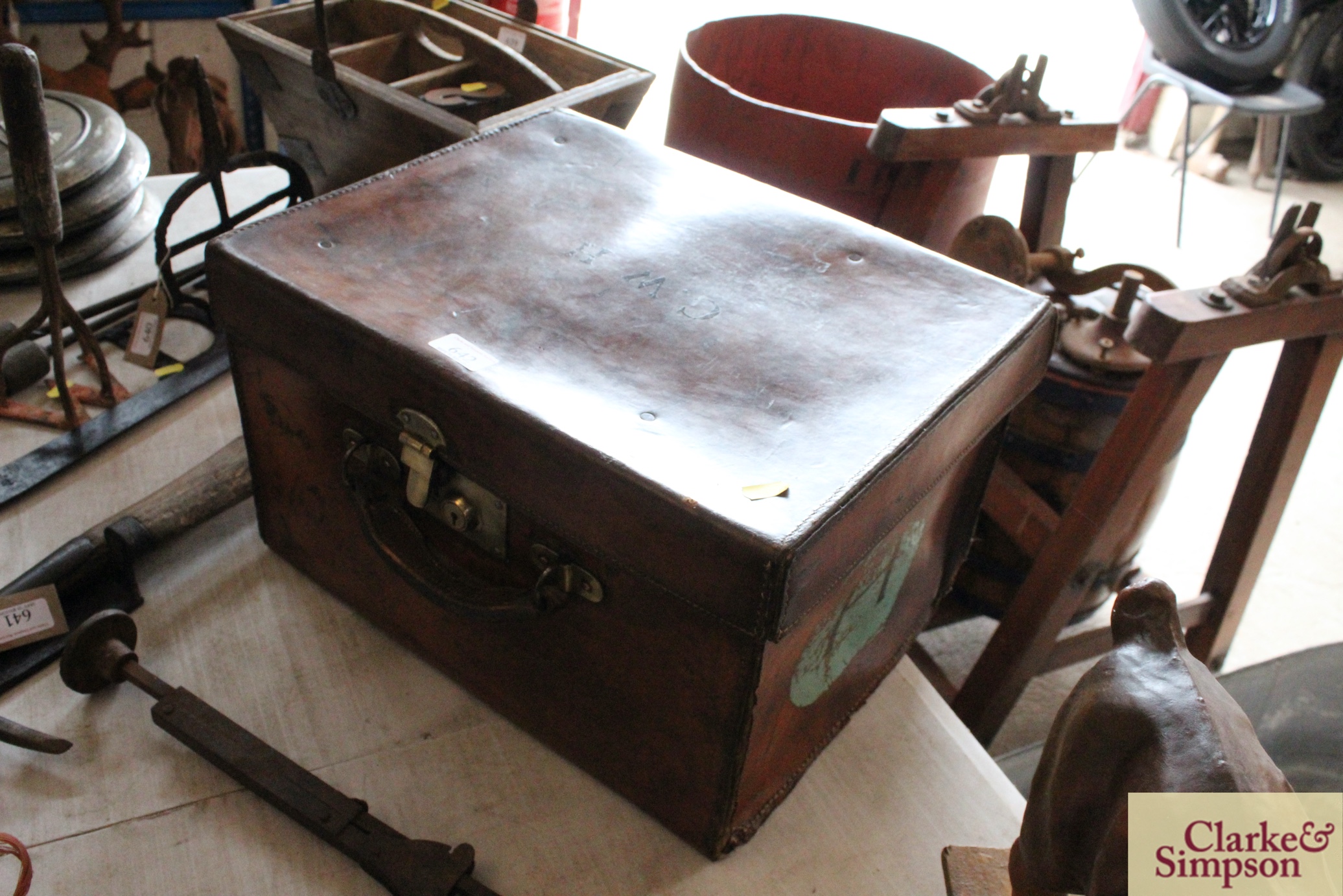 A vintage leather and brass mounted hat box, the lid - Image 2 of 6