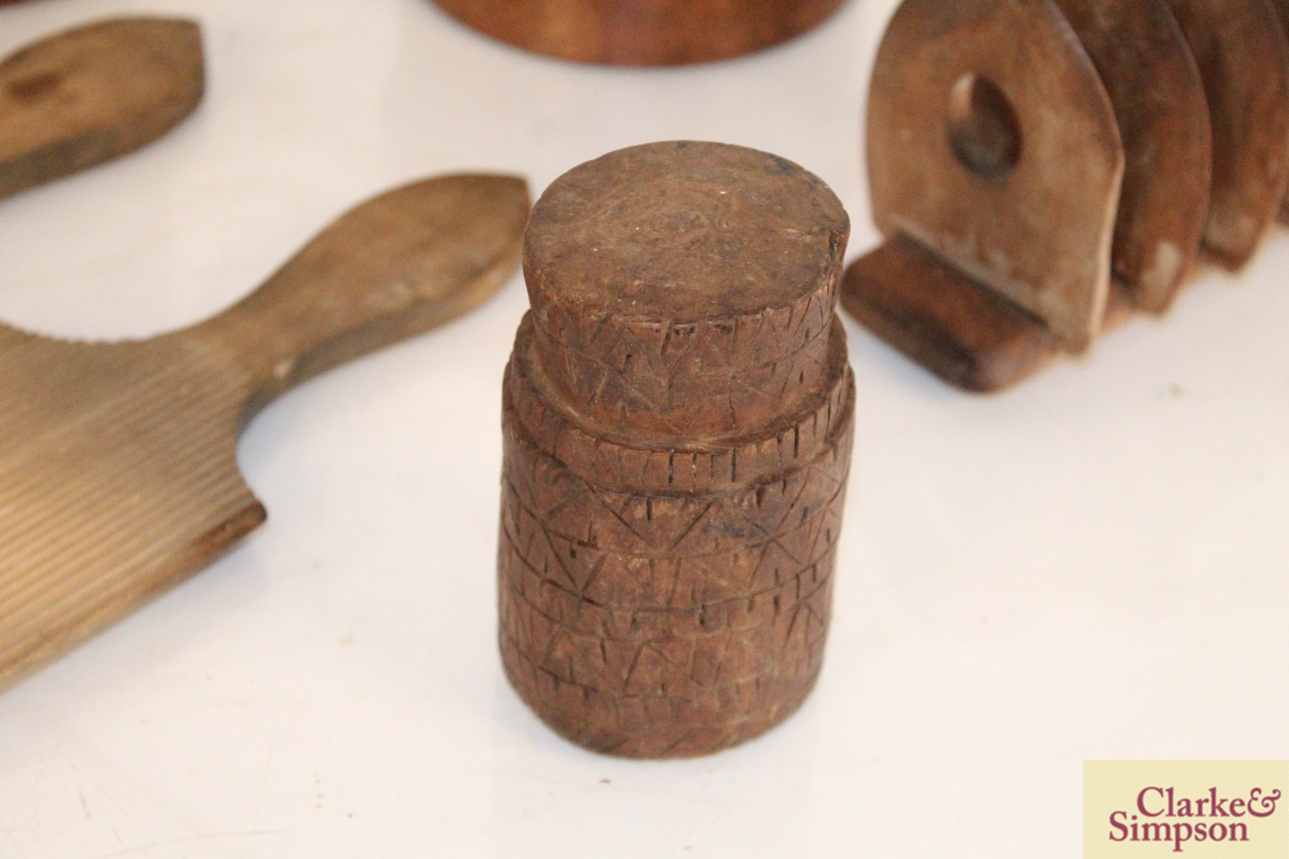 A box of miscellaneous antique treen to include la - Image 8 of 9