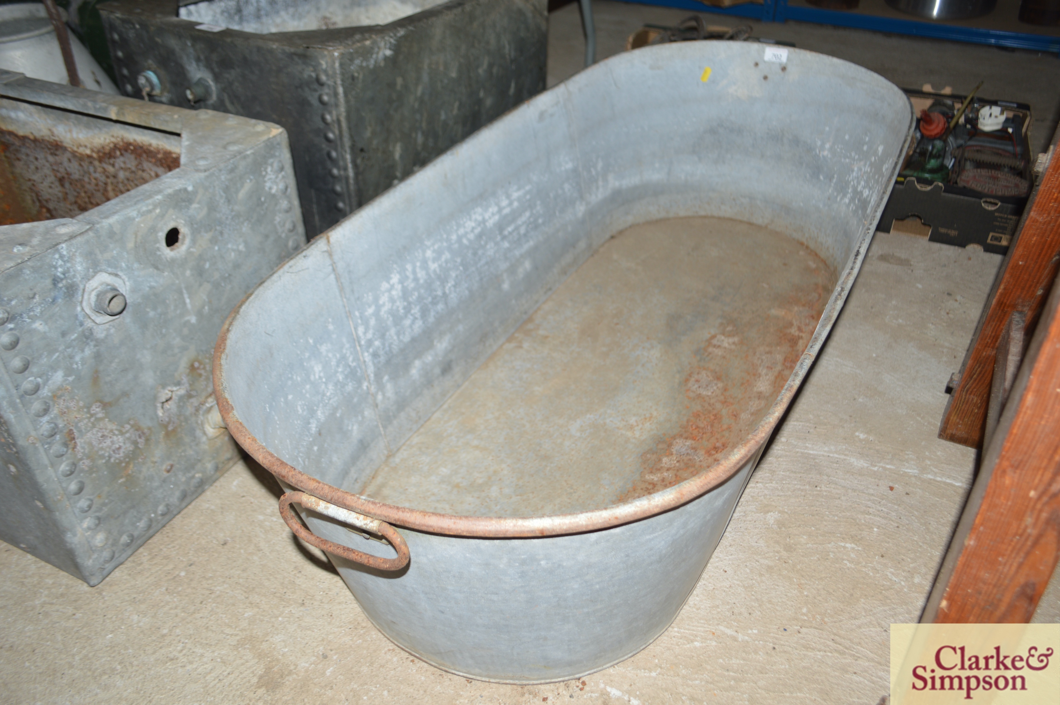 A vintage galvanised twin handled bath - Image 2 of 3