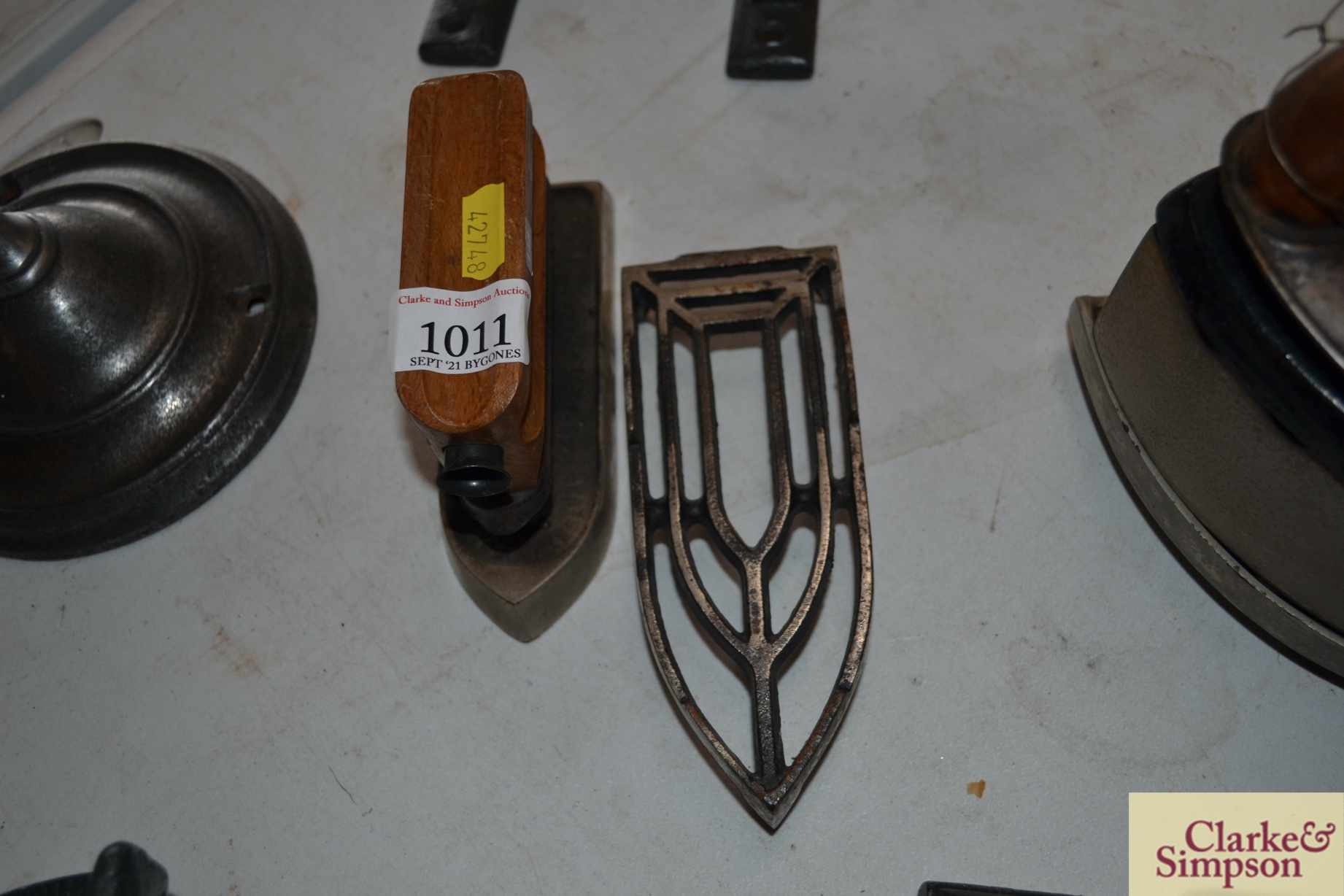 A Bugolette travelling iron with trivet - Image 2 of 2