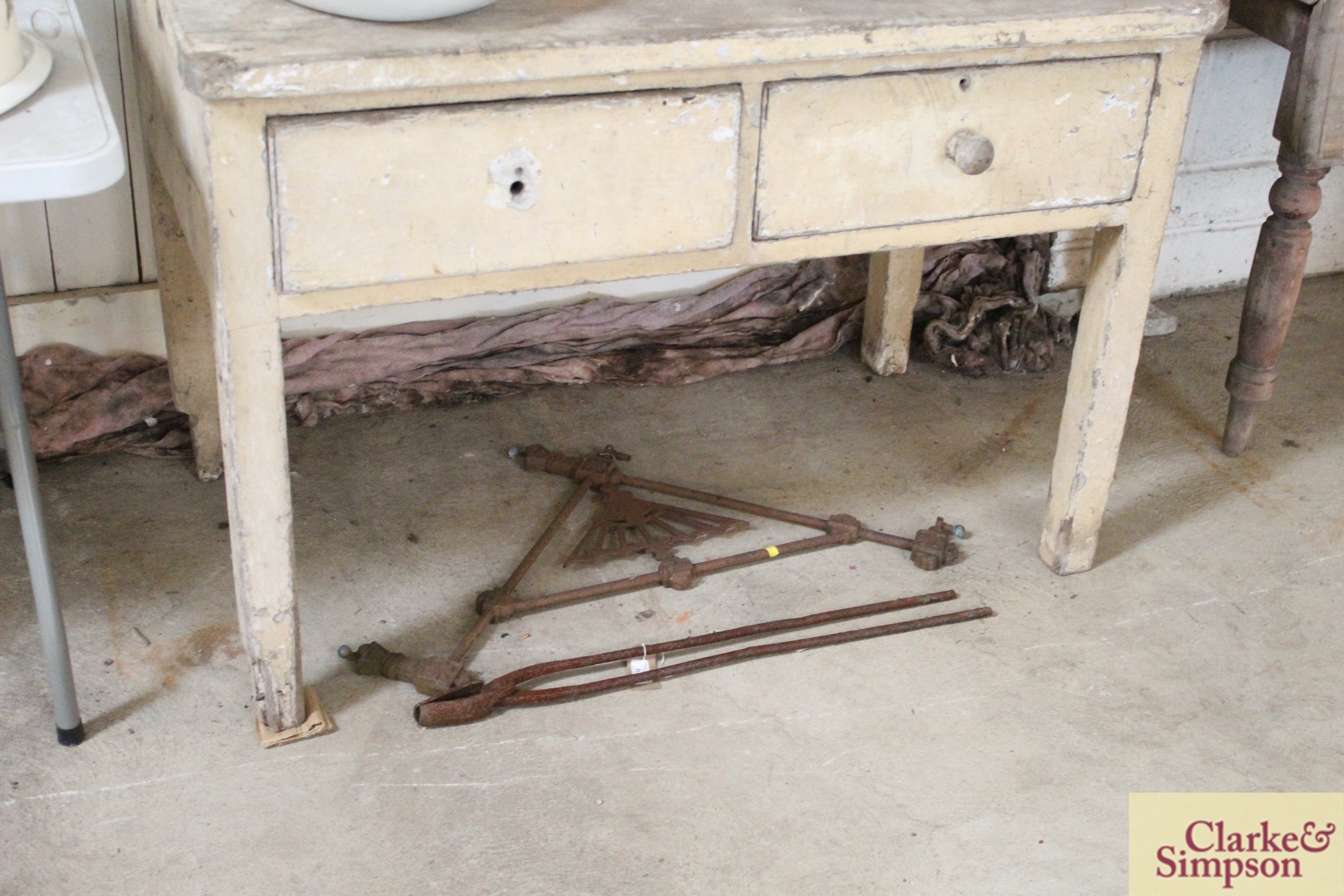 An antique painted pine dresser - Image 5 of 6