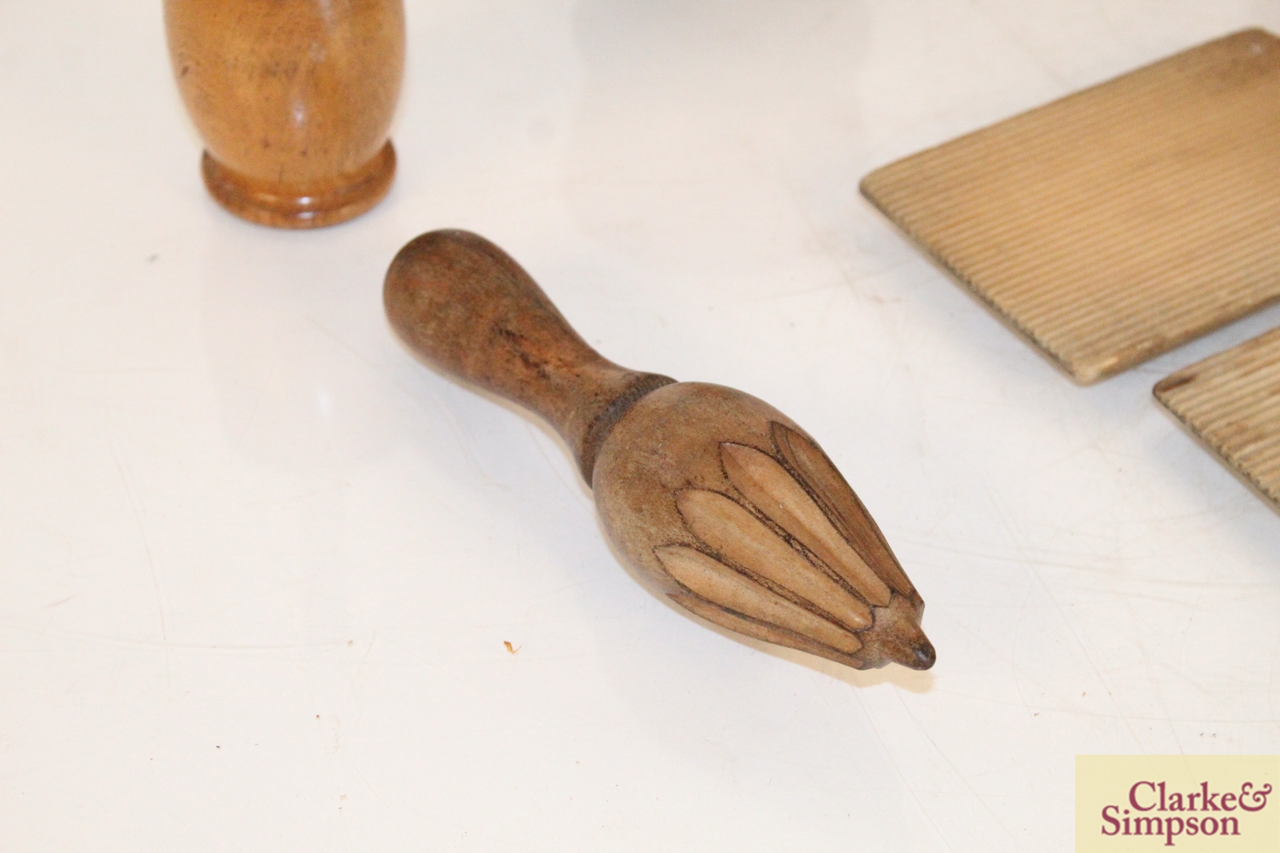 A box of miscellaneous antique treen to include la - Image 3 of 9