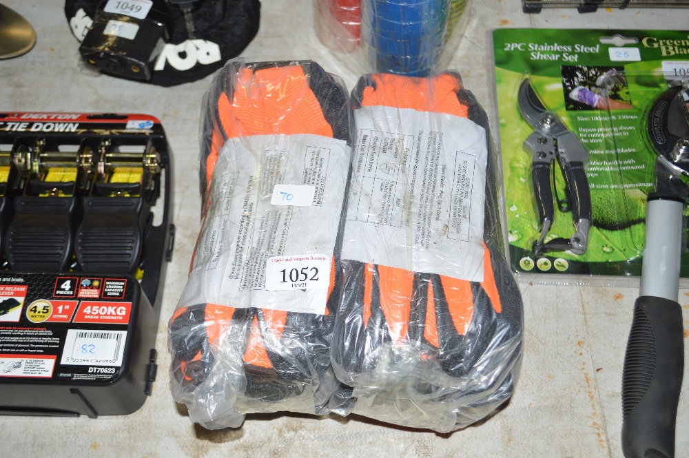 A quantity of work gloves (70)