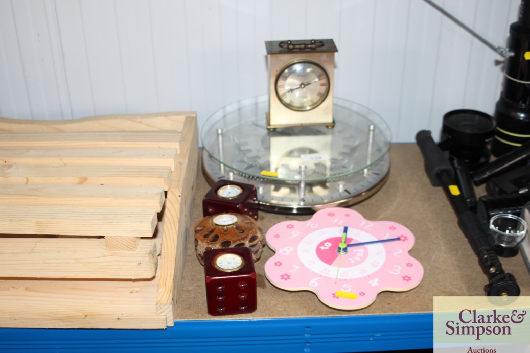 A quantity of various clocks