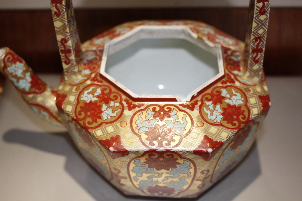 A hexagonal Imari Sake pot with spout and handle, circa 1760, ex Boston Museum U.S.A. - see - Image 2 of 12