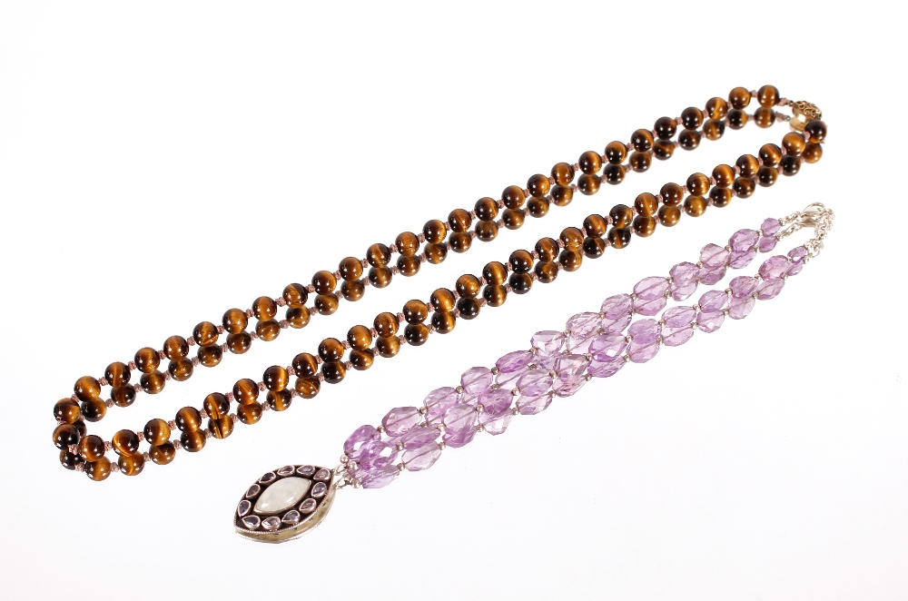 An agate necklace with gold clasp; together with an amethyst pendant necklace (2)