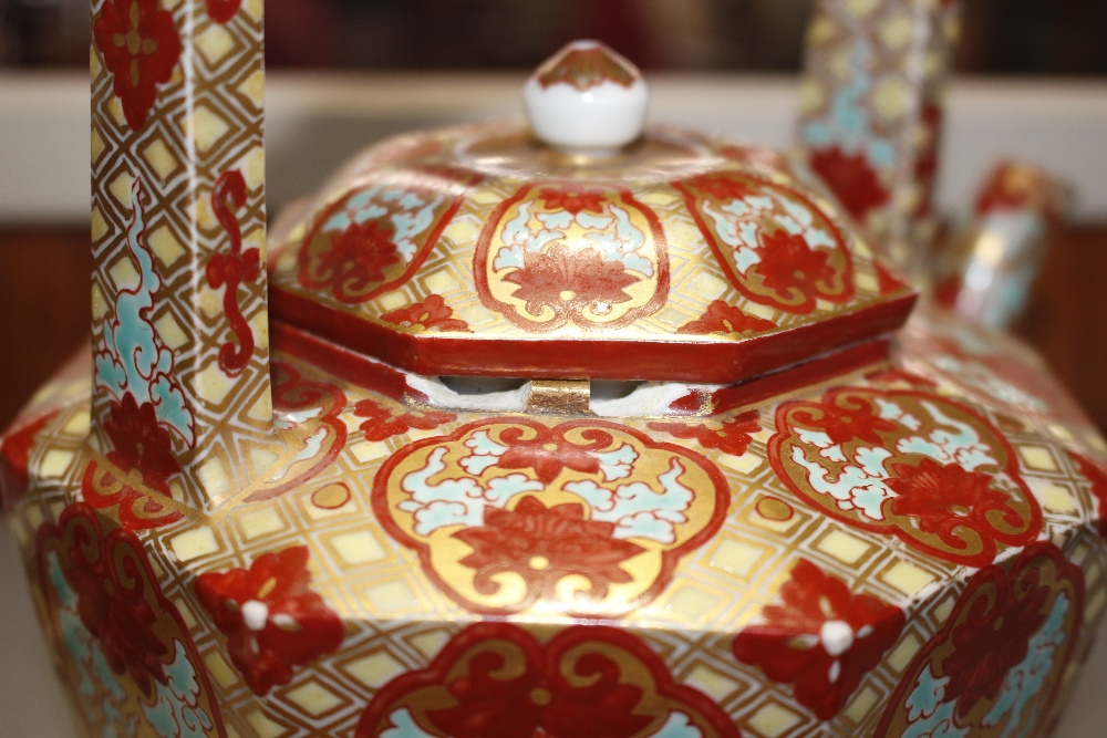 A hexagonal Imari Sake pot with spout and handle, circa 1760, ex Boston Museum U.S.A. - see - Image 4 of 12