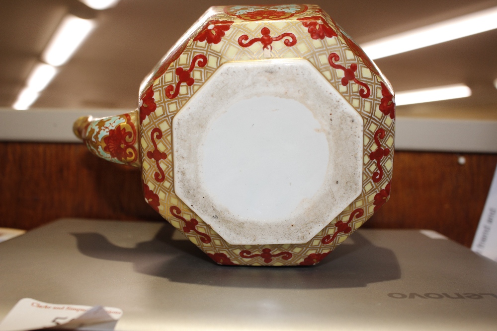 A hexagonal Imari Sake pot with spout and handle, circa 1760, ex Boston Museum U.S.A. - see - Image 11 of 12