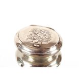 An oval silver snuff box, with cherubim on lid 1904