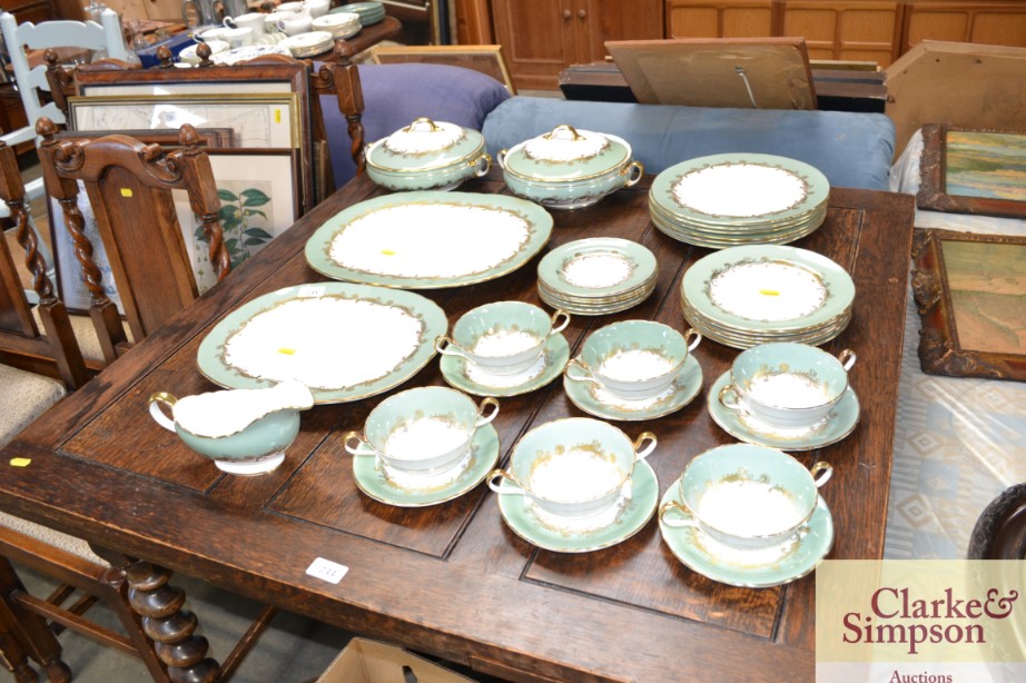 An Aynsley Sherwood pattern part dinner service