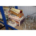 A quantity of vintage kitchenalia