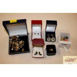 A tray of various costume jewellery, ear-rings, et