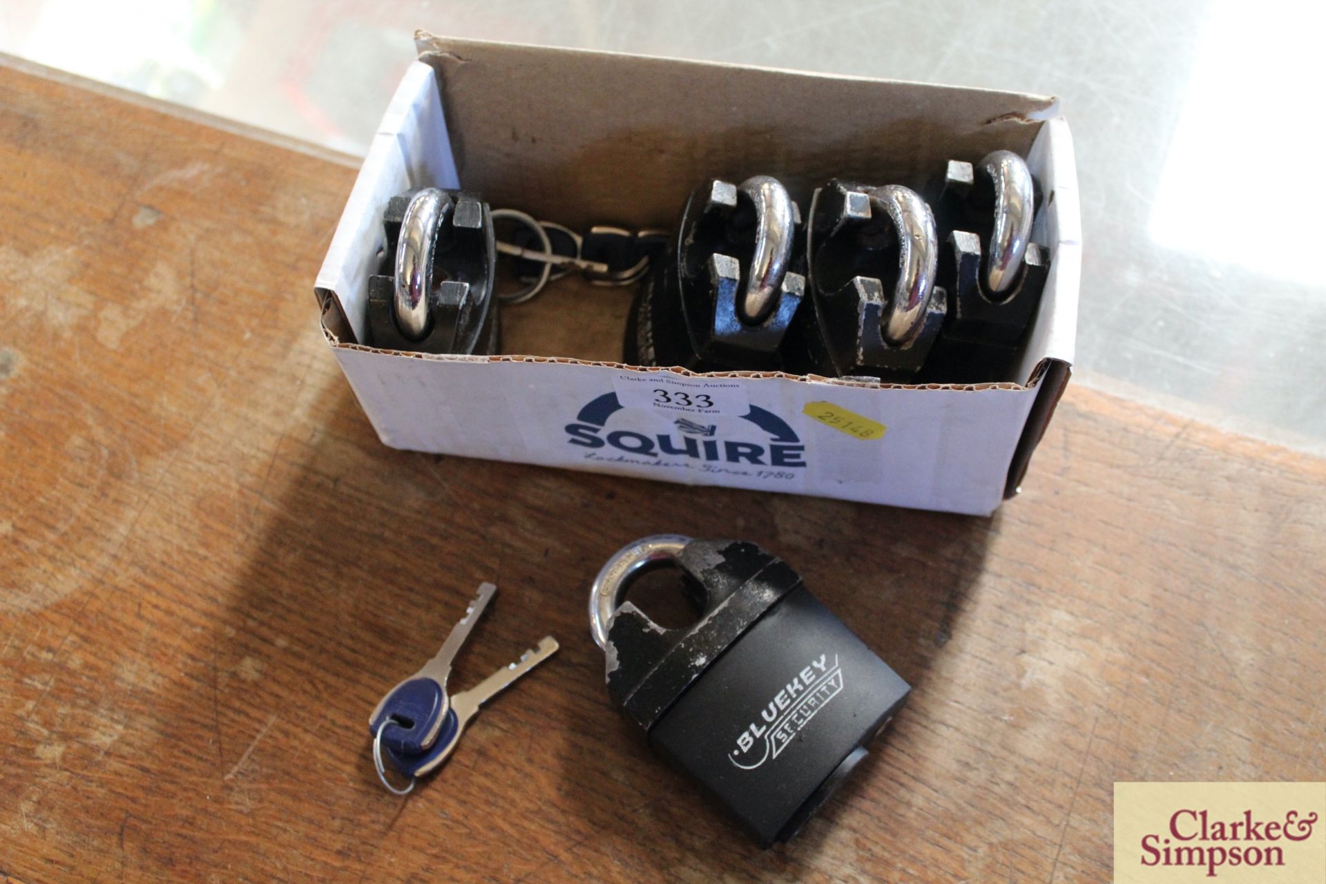 Quantiy of used keyed the same padlocks and keys. V