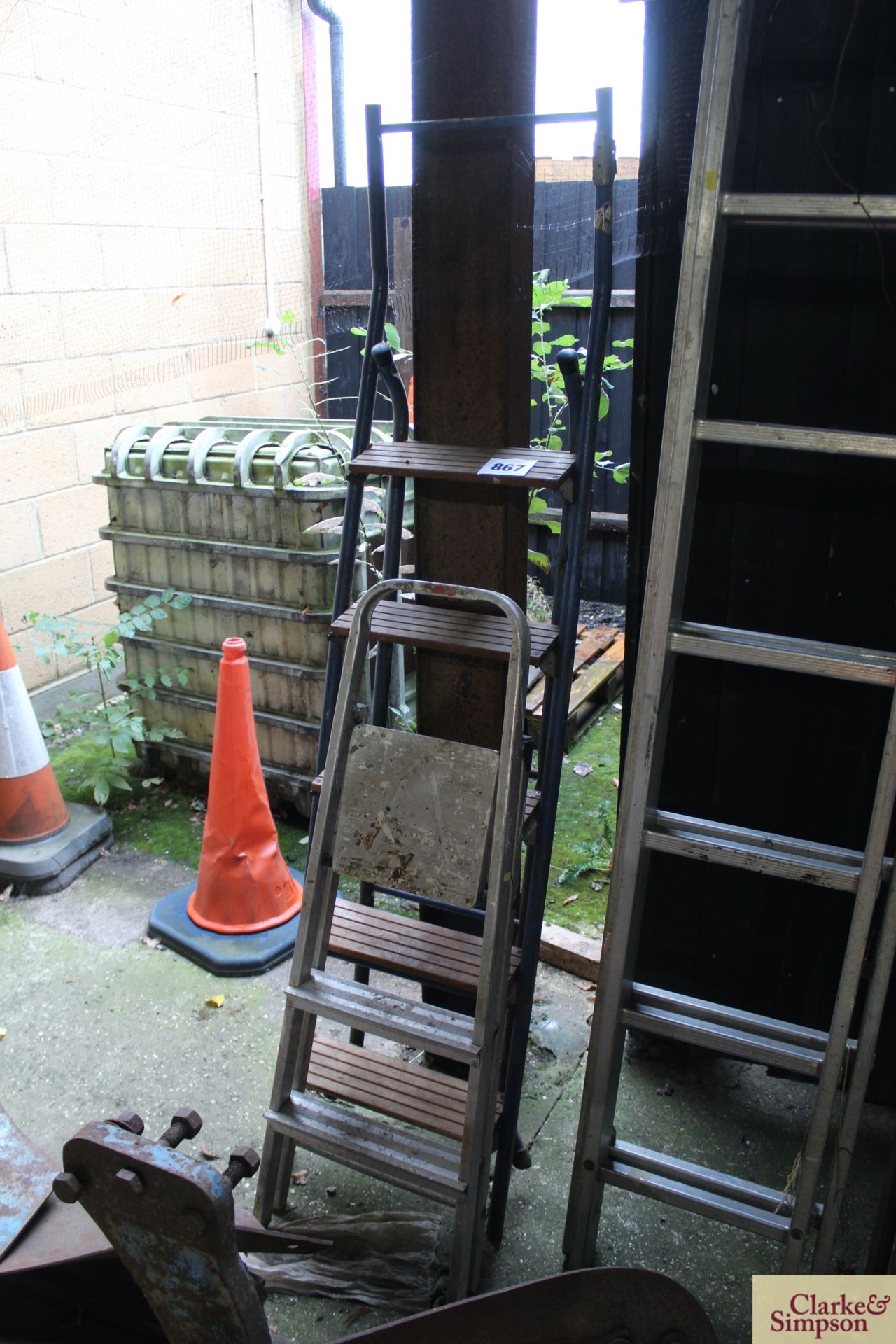 2x step ladders. V