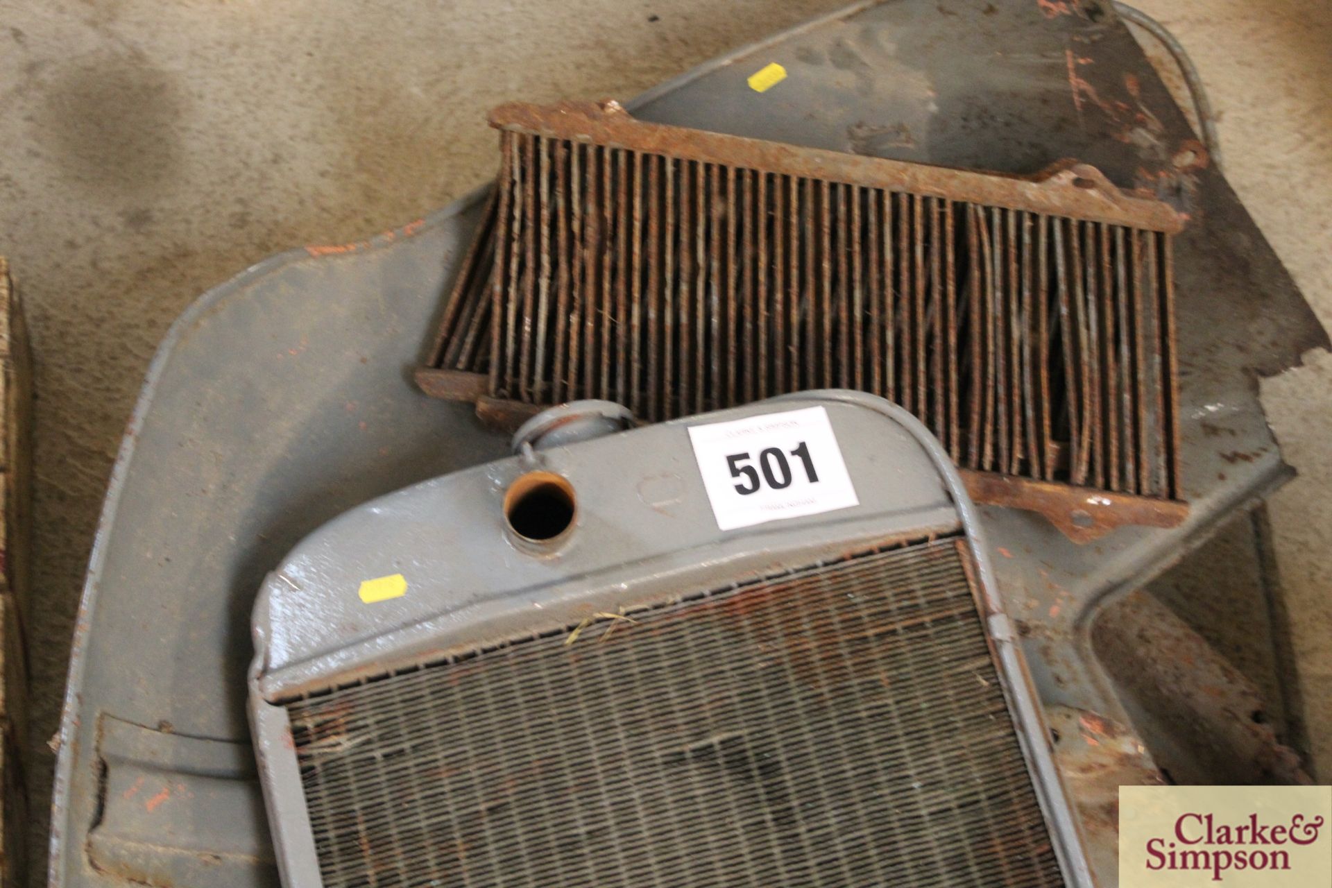 Mudguards and radiator for Ferguson tractor. - Image 4 of 4