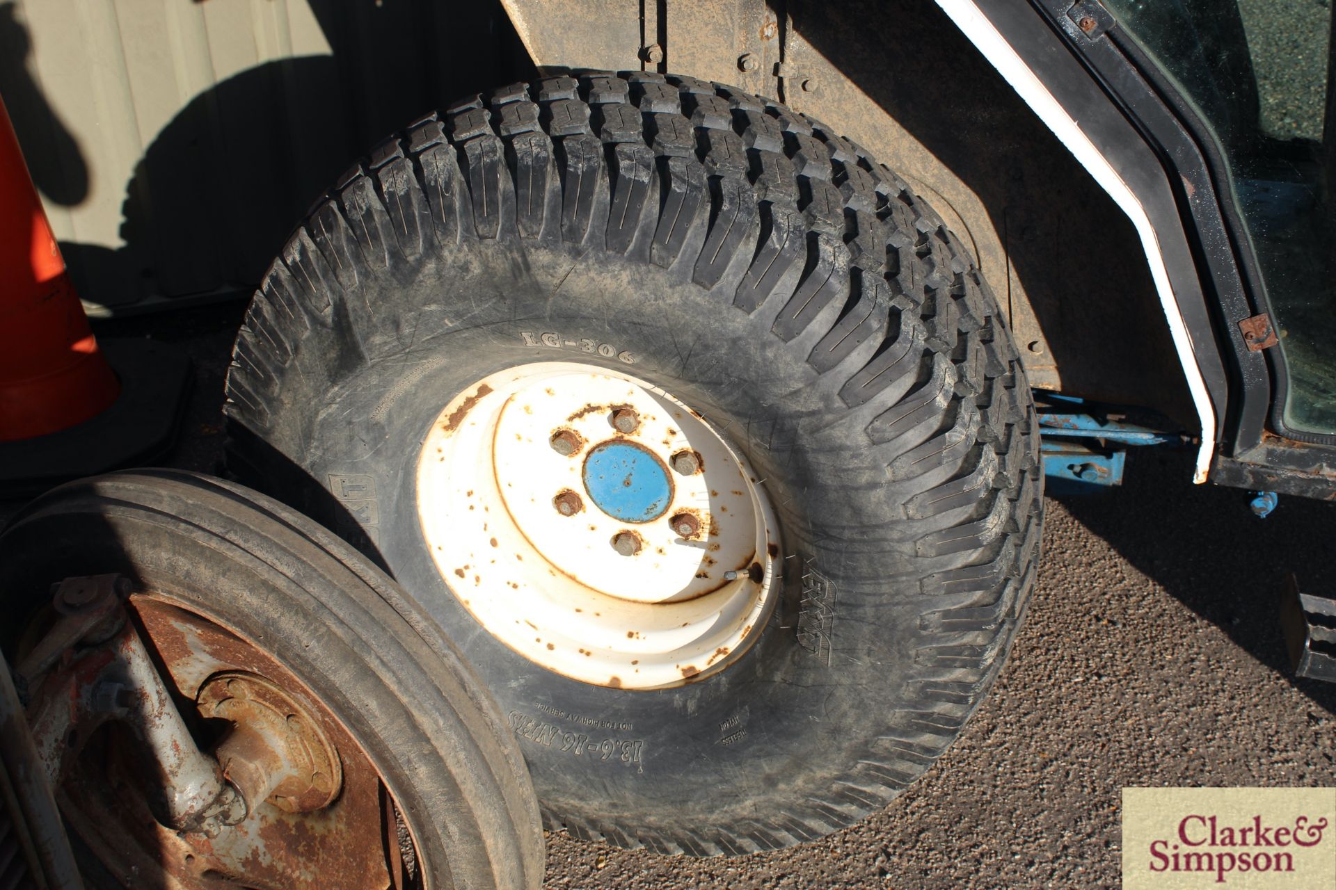 Ford 1720 4WD compact tractor. 4,685 hours. Turf wheels and tyres all round. Cab. - Image 9 of 30