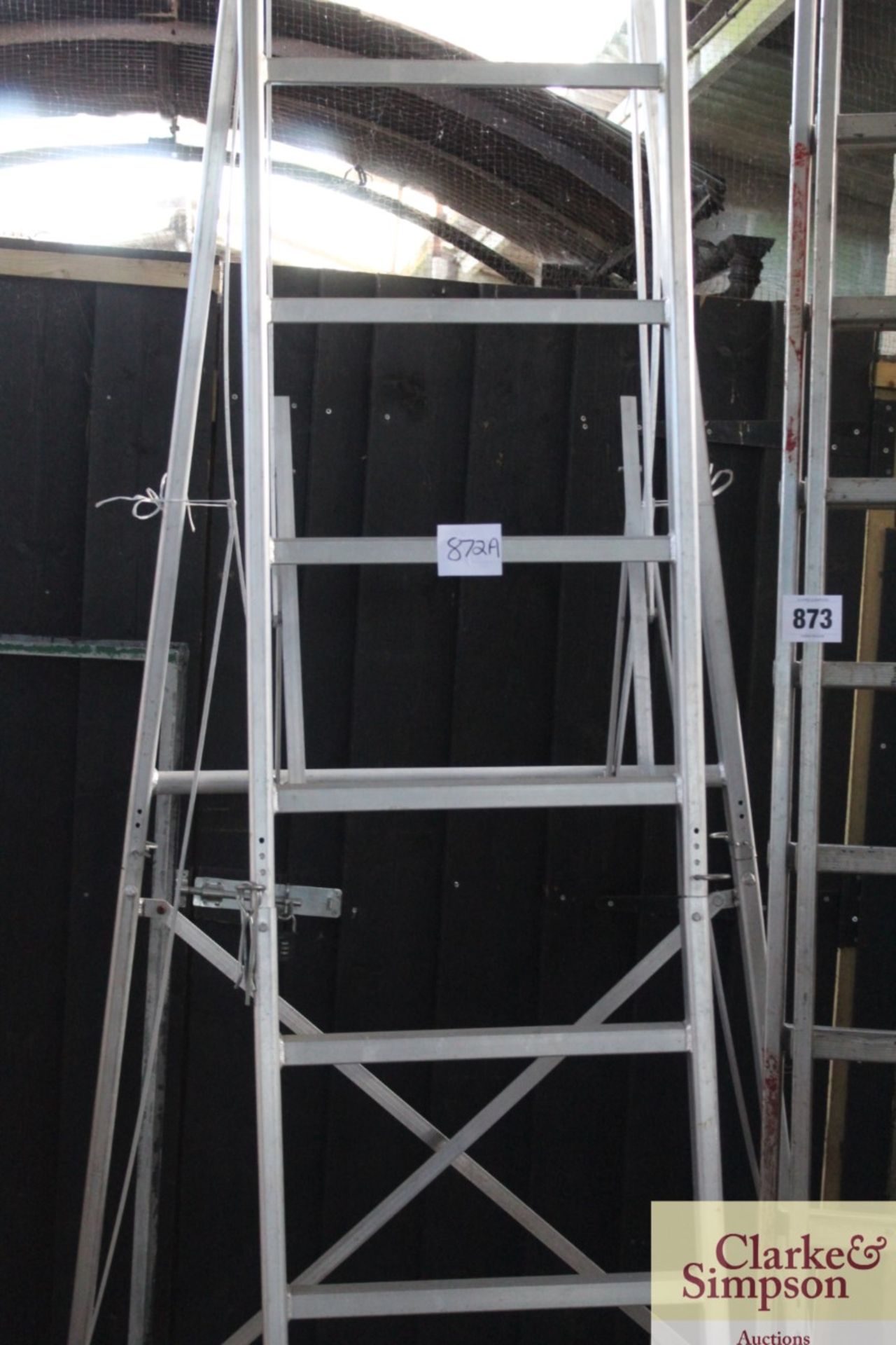 Hedgemaster 8ft aluminium platform ladder. With ad - Image 3 of 4