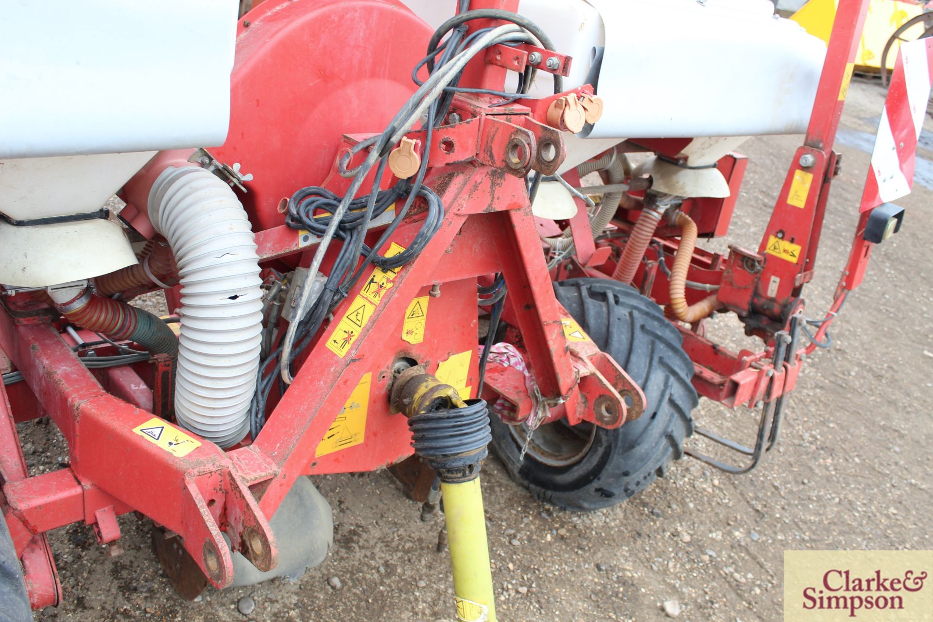 Kverneland Optima 6 row maize drill. 2010. With fertiliser hopper and recent coulters. V - Image 6 of 17