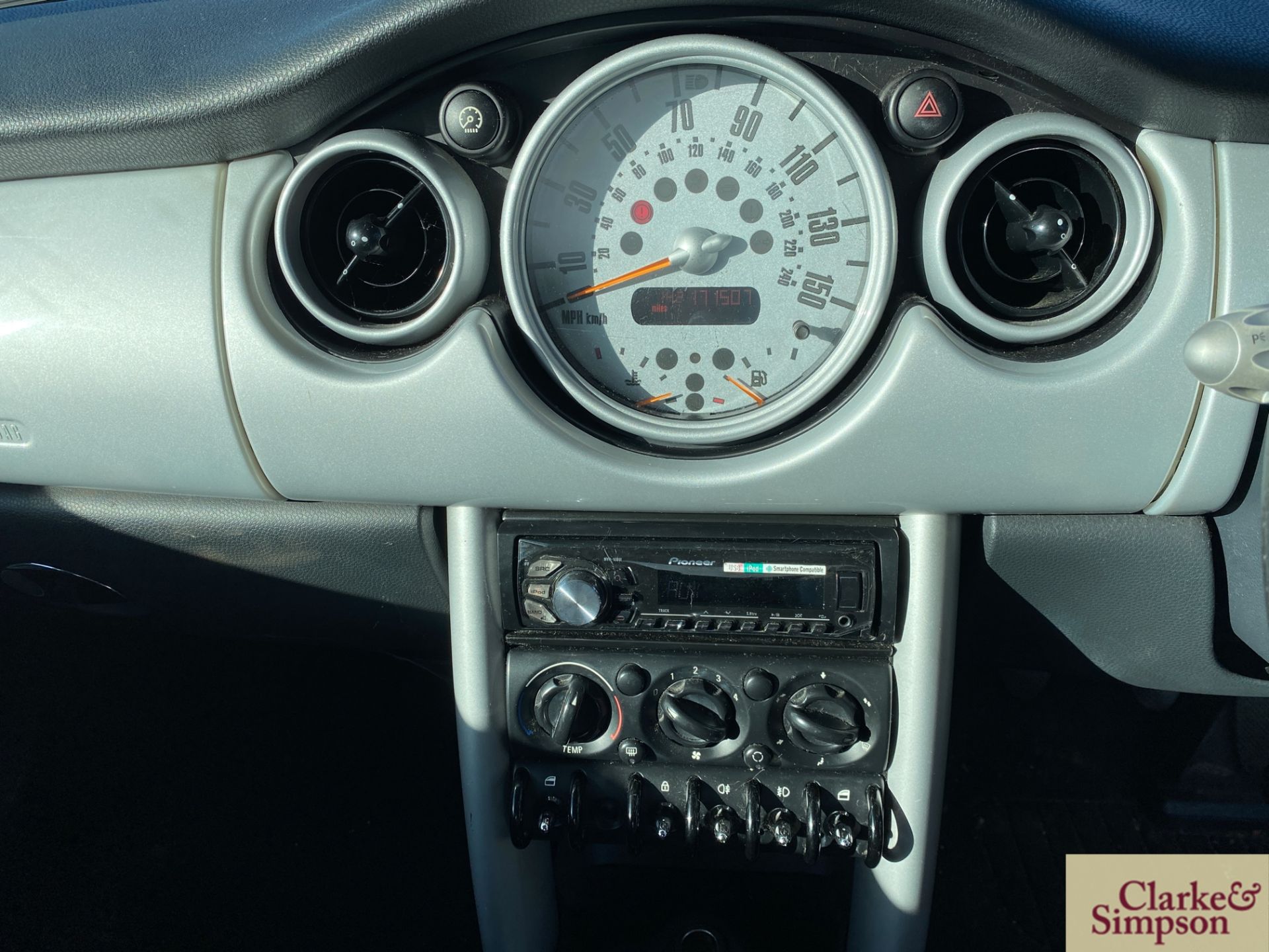 Mini ONE 1.6L petrol manual. Registration SD04 WPZ - Image 16 of 23