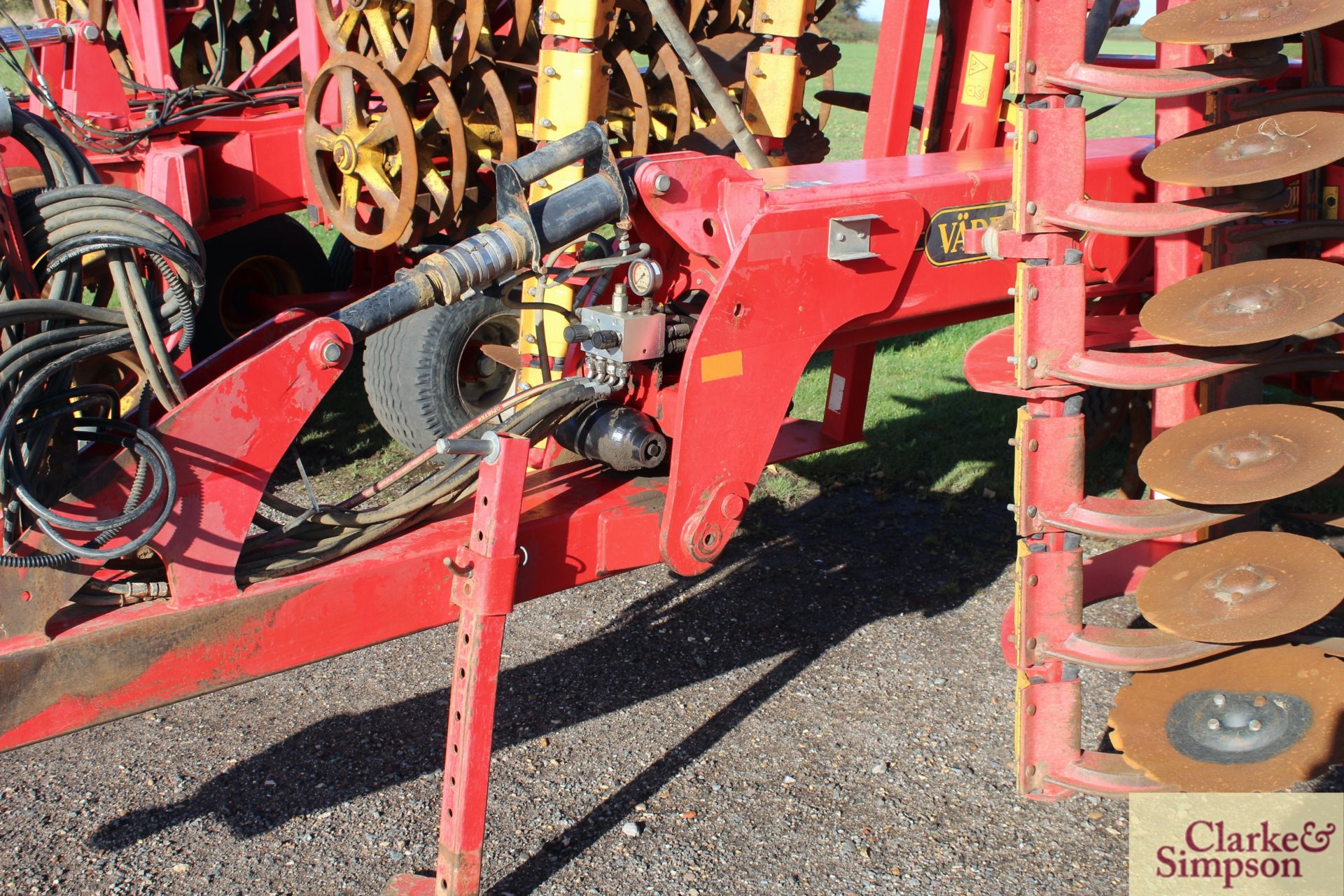 **CTATLOGUE CHANGE** Vaderstad 4m TopDown TD 400. 2008. Serial number 1240. Comprising discs, tines, - Image 22 of 26