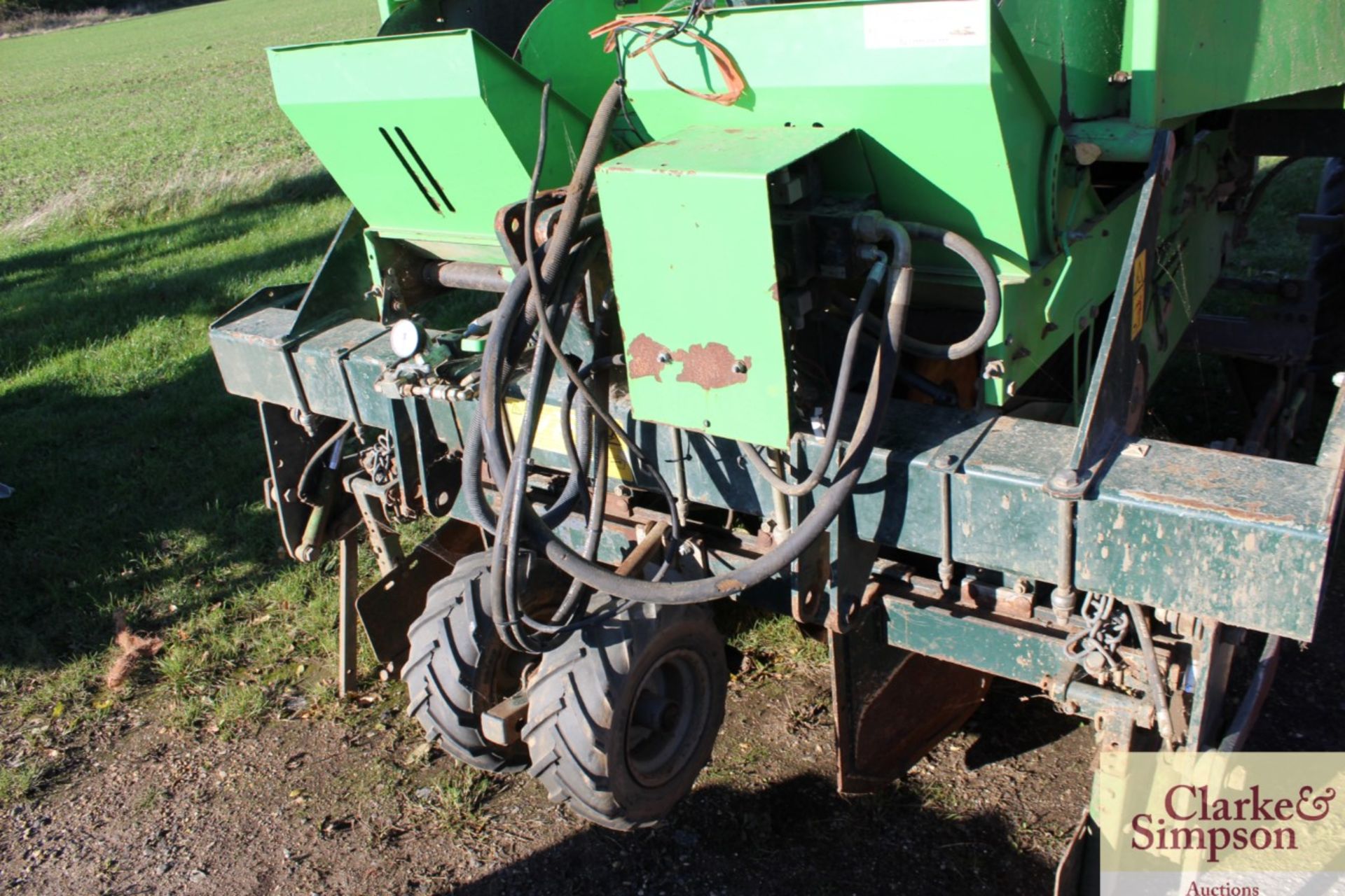 Structural Miedema PM20 tipping hopper belt potato planter. 2005. Serial number 405031. Machine - Image 8 of 11