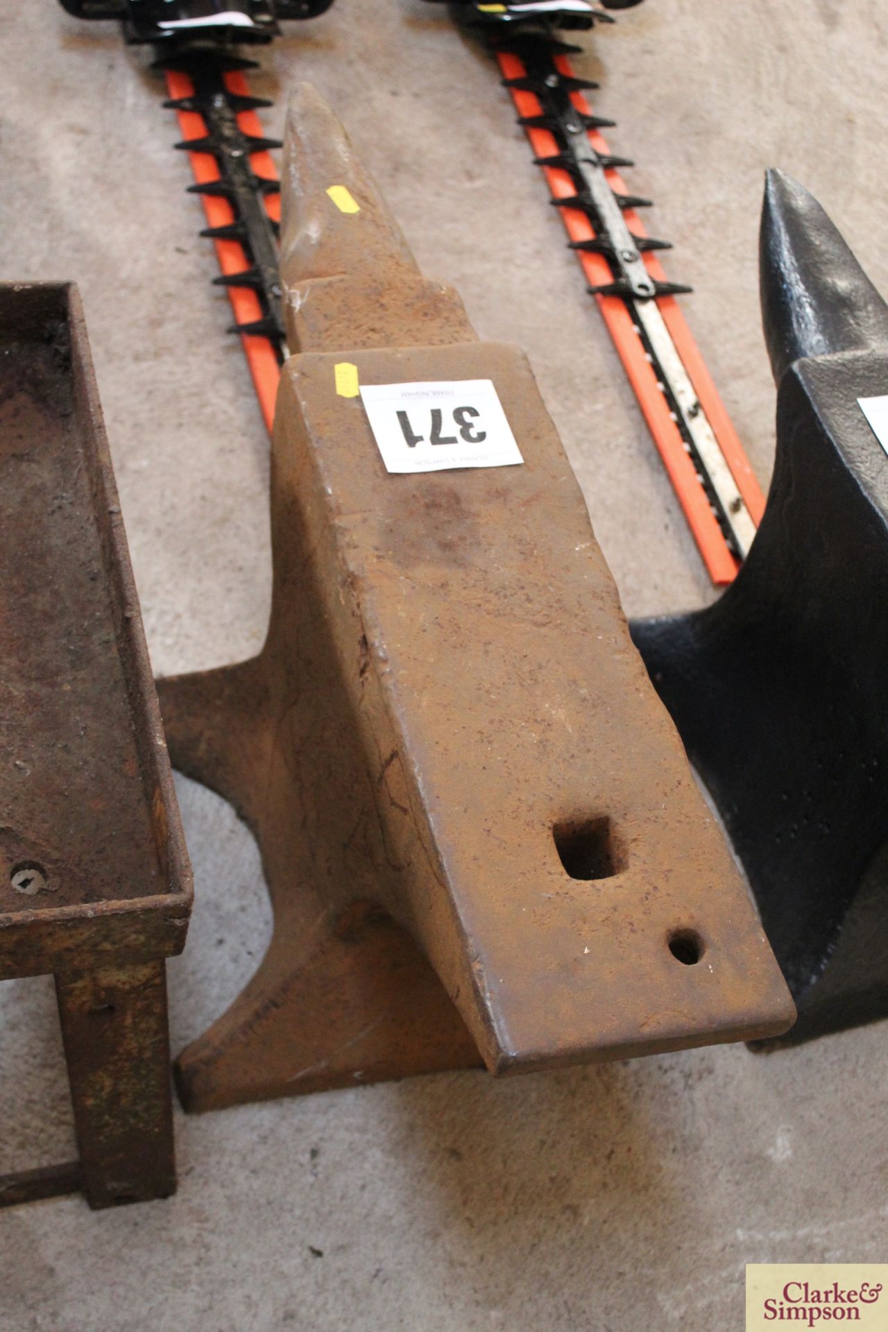 Large anvil. - Image 2 of 2