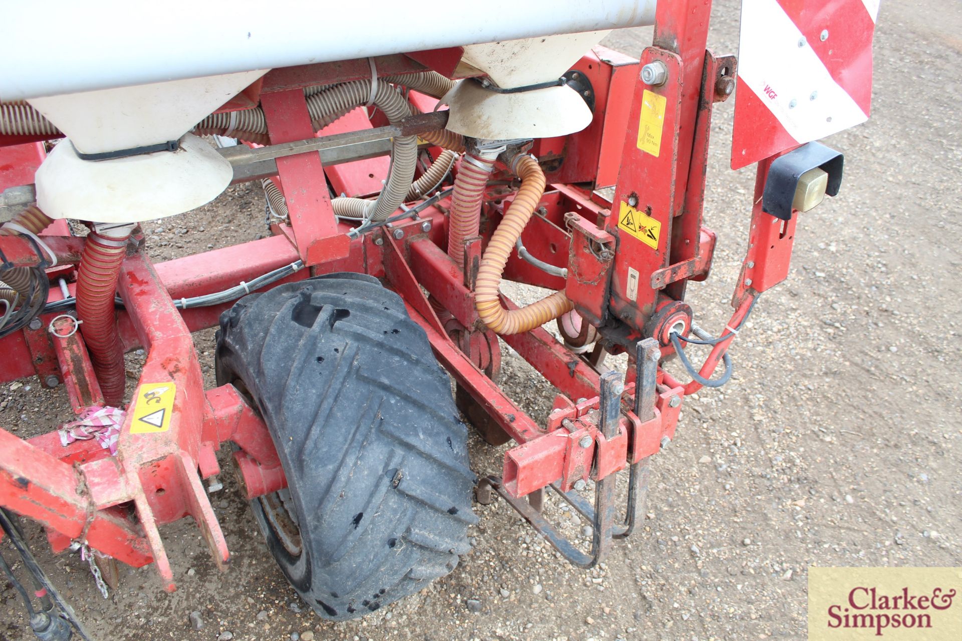 Kverneland Optima 6 row maize drill. 2010. With fertiliser hopper and recent coulters. V - Image 14 of 17