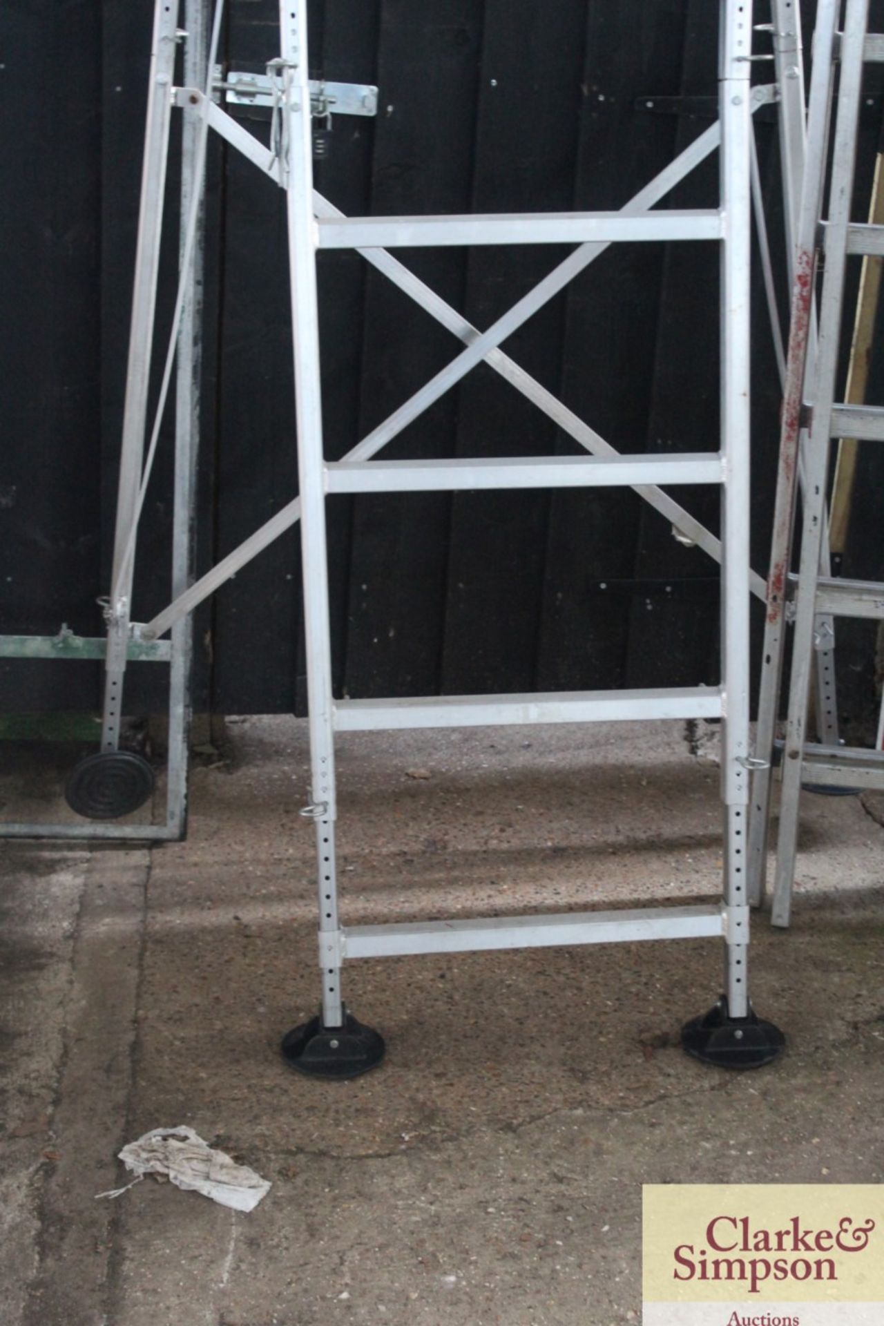 Hedgemaster 8ft aluminium platform ladder. With ad - Image 4 of 4