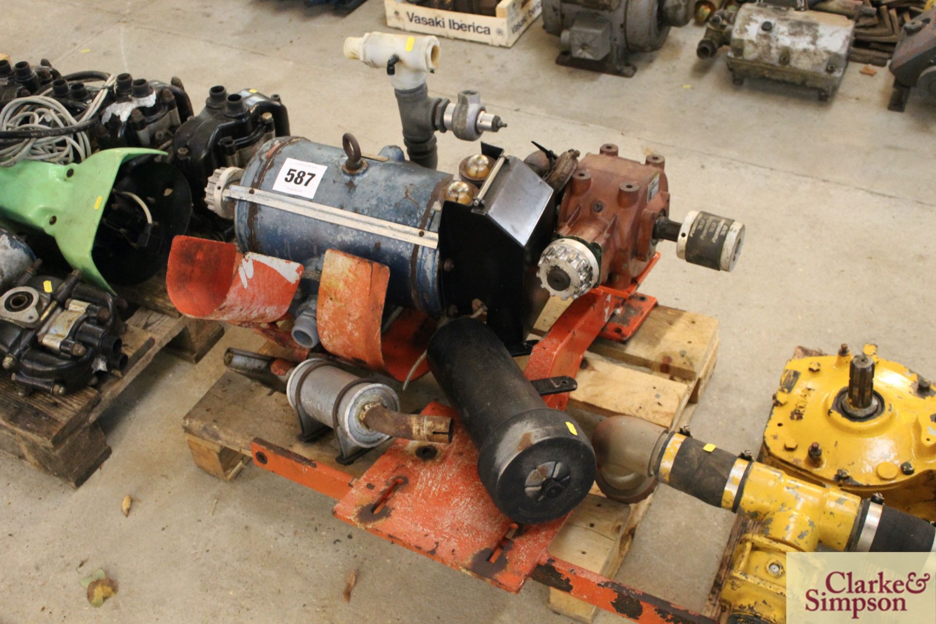 Vane vacuum displacement pump with gearbox. - Bild 2 aus 2