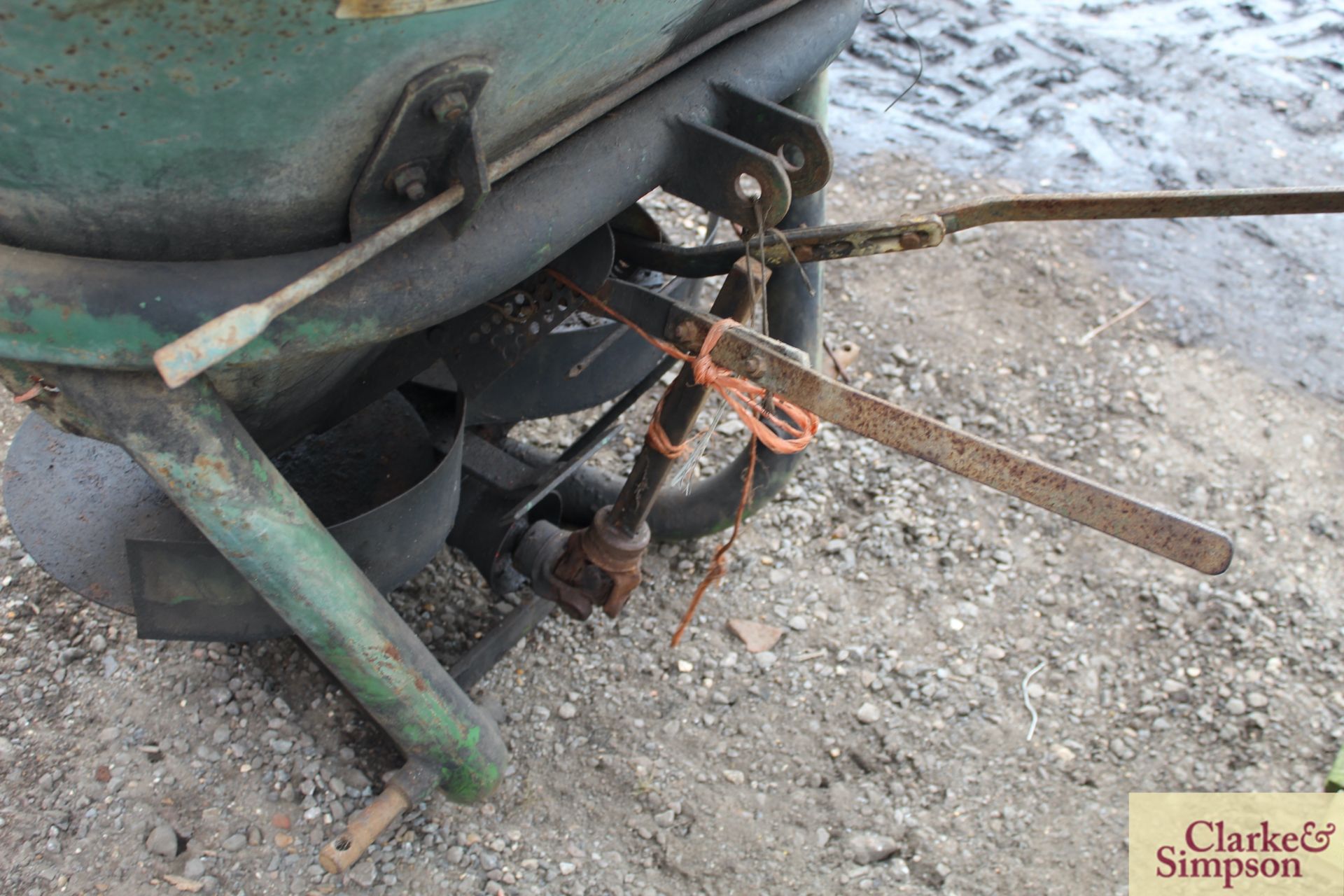 Amazone small twin disc fertiliser spreader. - Image 6 of 7