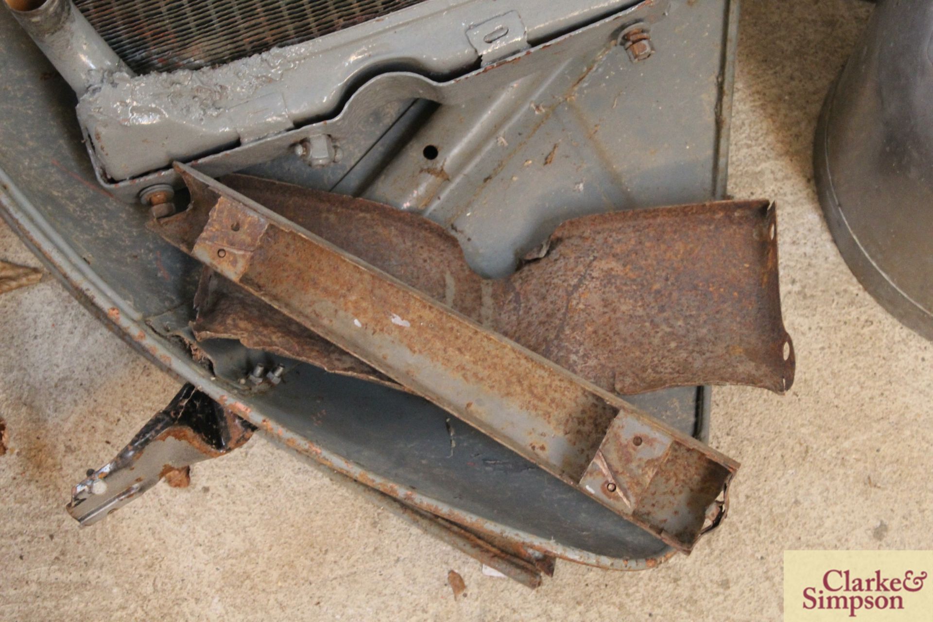 Mudguards and radiator for Ferguson tractor. - Image 2 of 4