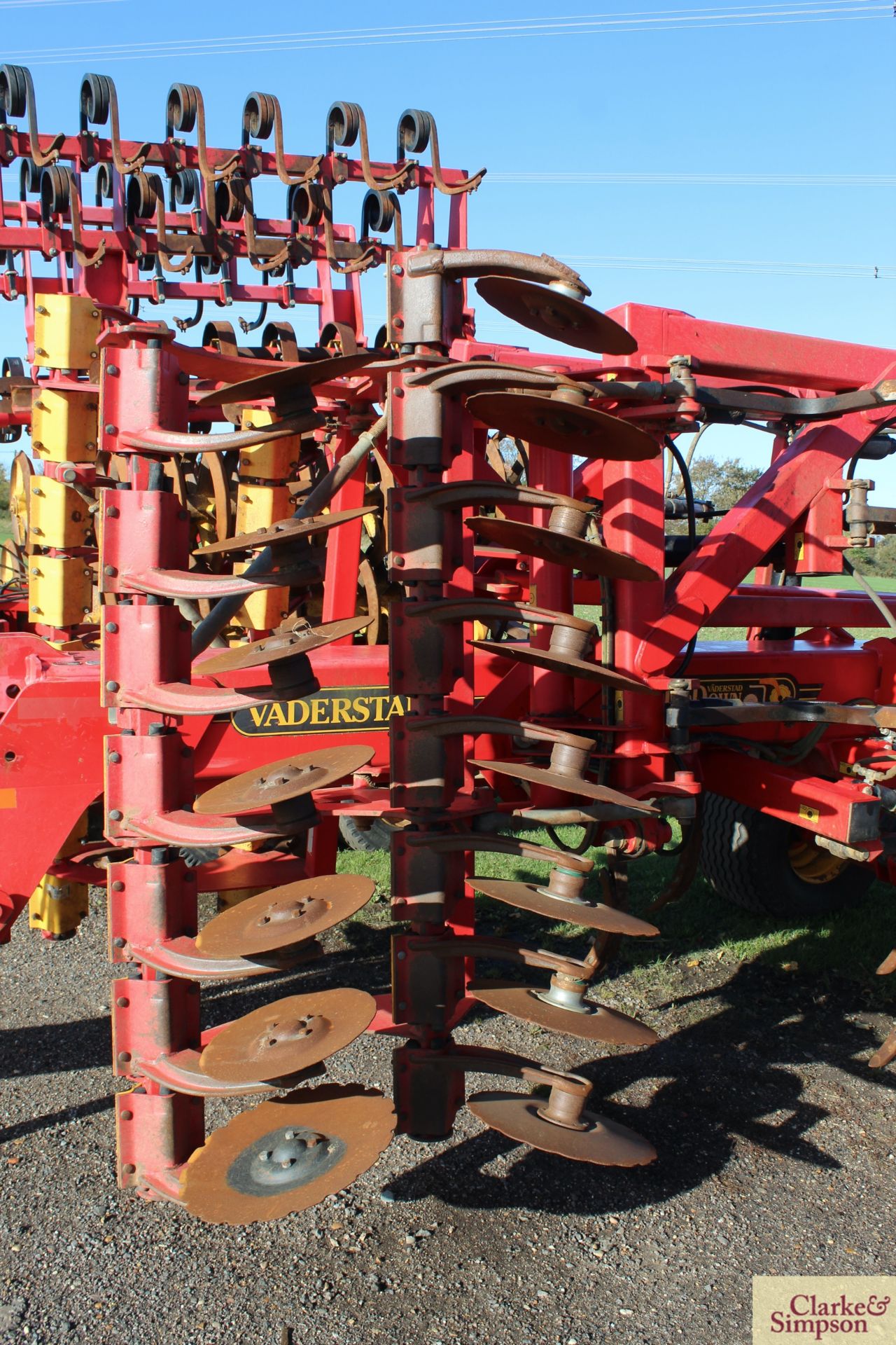 **CTATLOGUE CHANGE** Vaderstad 4m TopDown TD 400. 2008. Serial number 1240. Comprising discs, tines, - Image 21 of 26