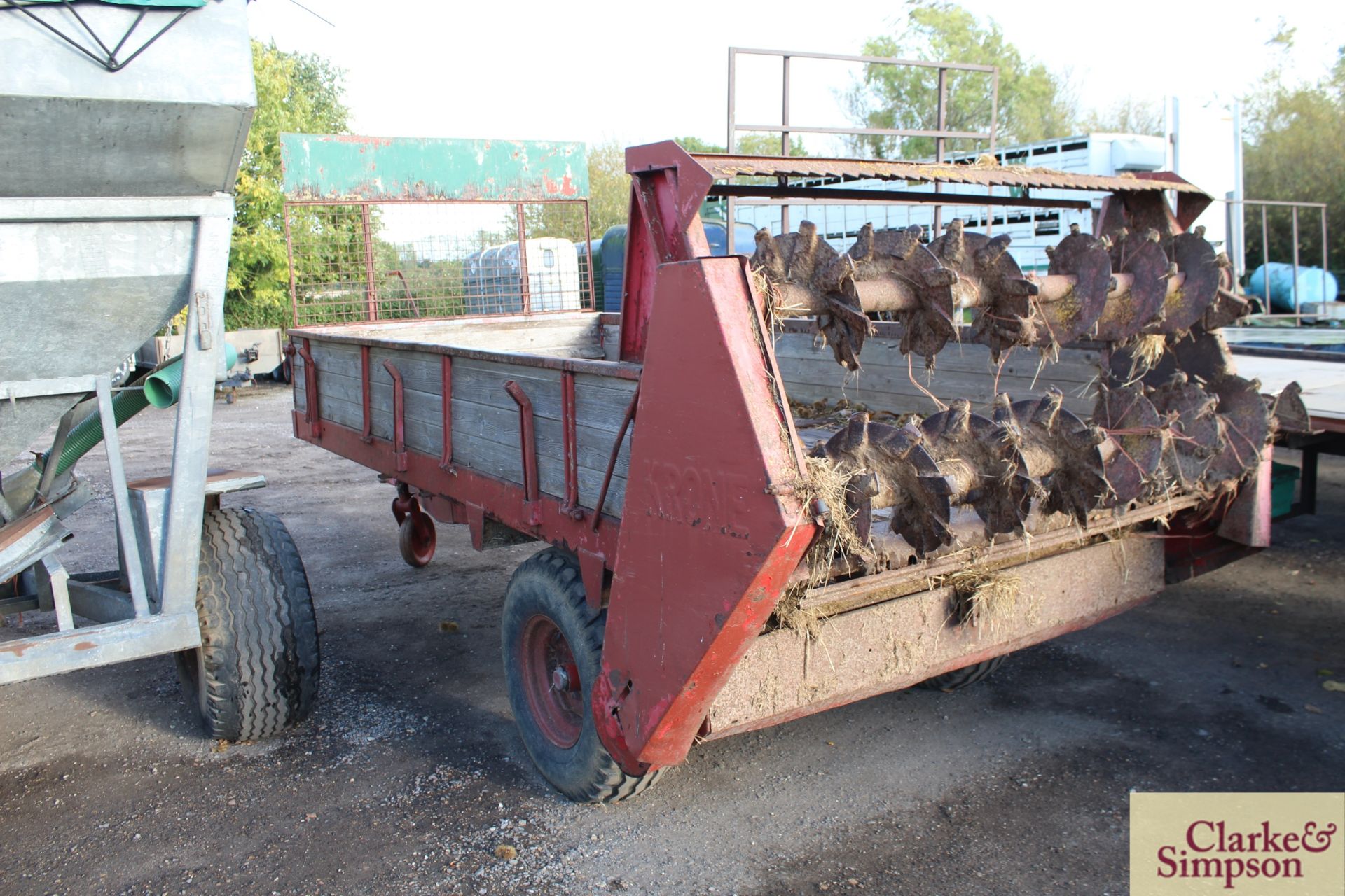 Krone twin horizontal beater single axle muck spreader. V - Image 3 of 11
