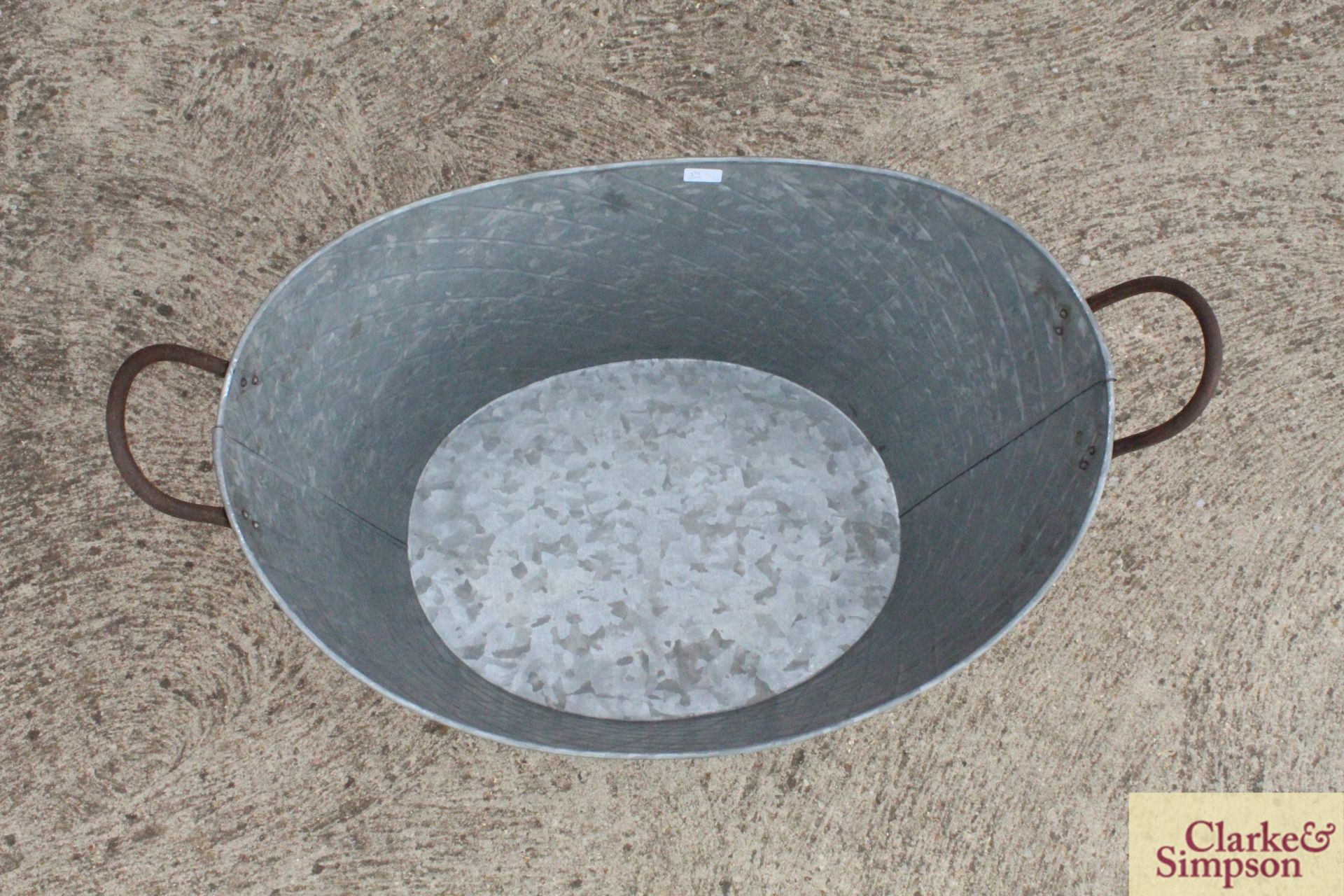 Large oval planter. V - Image 2 of 2