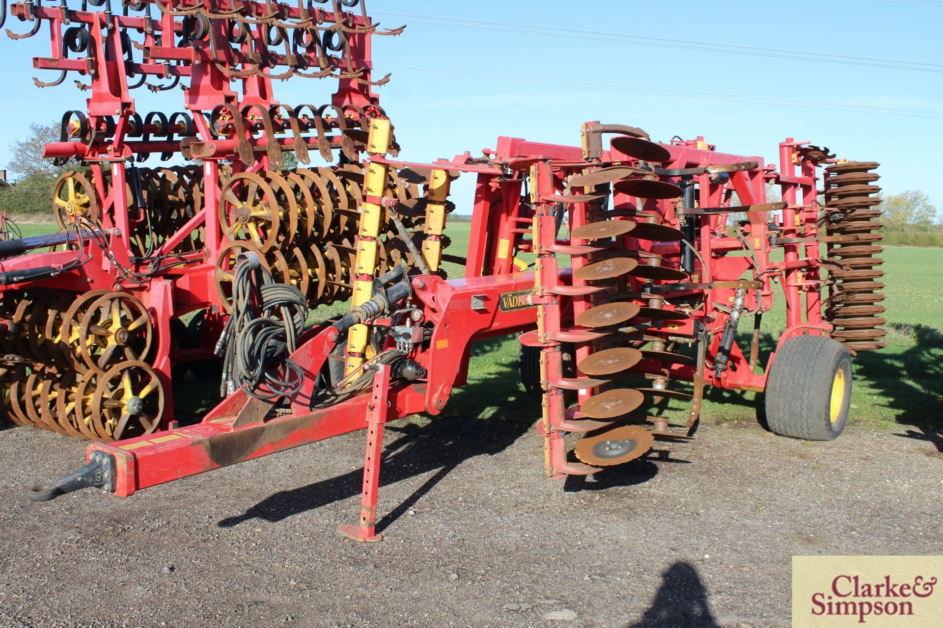 **CTATLOGUE CHANGE** Vaderstad 4m TopDown TD 400. 2008. Serial number 1240. Comprising discs, tines, - Image 2 of 26