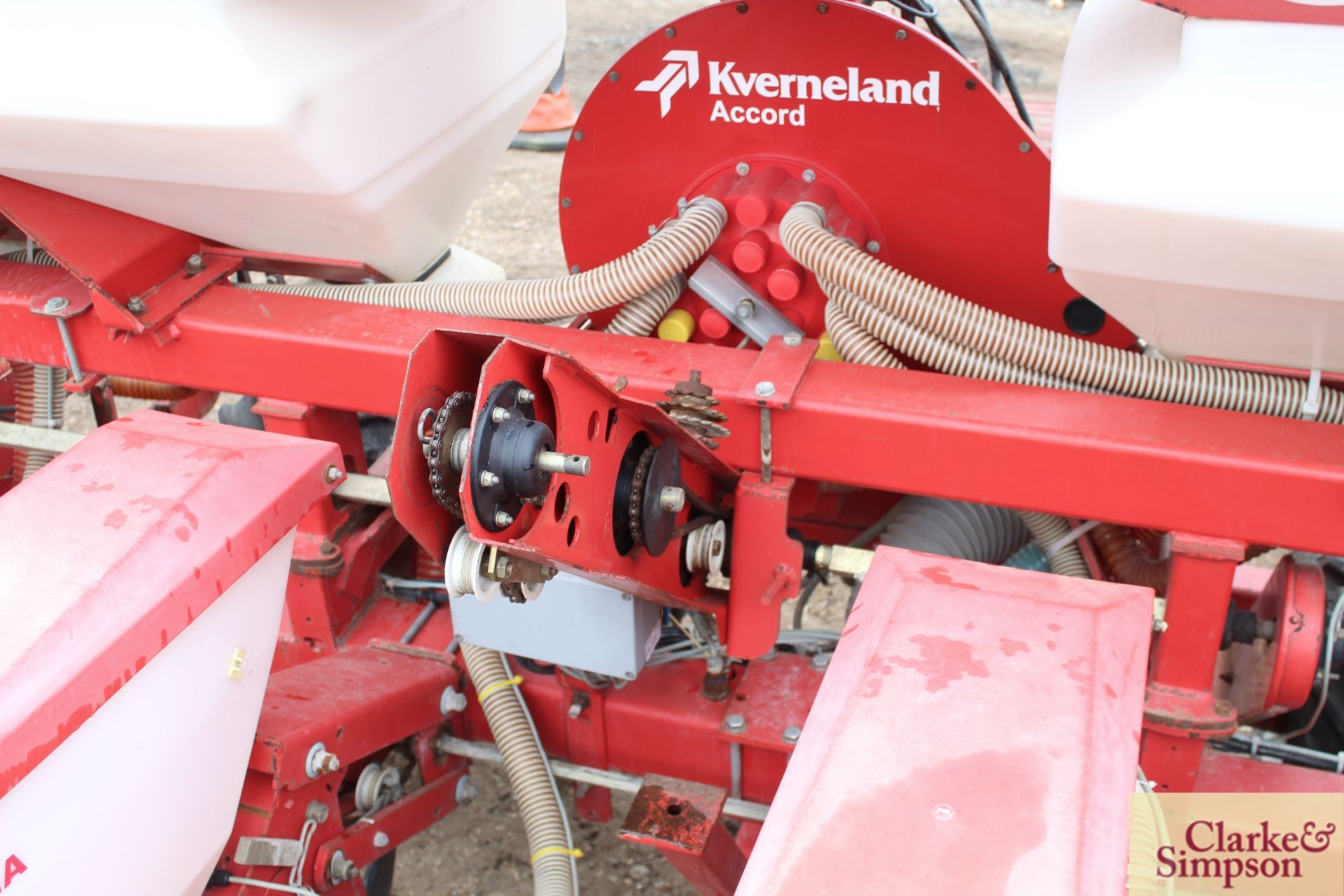 Kverneland Optima 6 row maize drill. 2010. With fertiliser hopper and recent coulters. V - Image 13 of 17