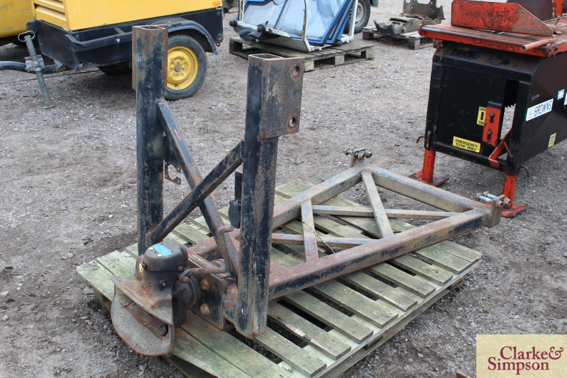 Ringfeeder hitch and frame for Unimog U400/ sprayer. V - Image 4 of 5