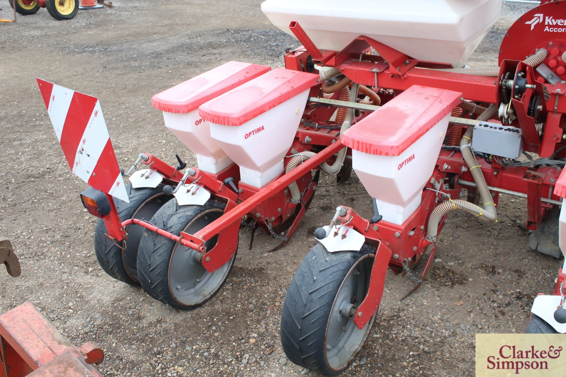 Kverneland Optima 6 row maize drill. 2010. With fertiliser hopper and recent coulters. V - Image 10 of 17