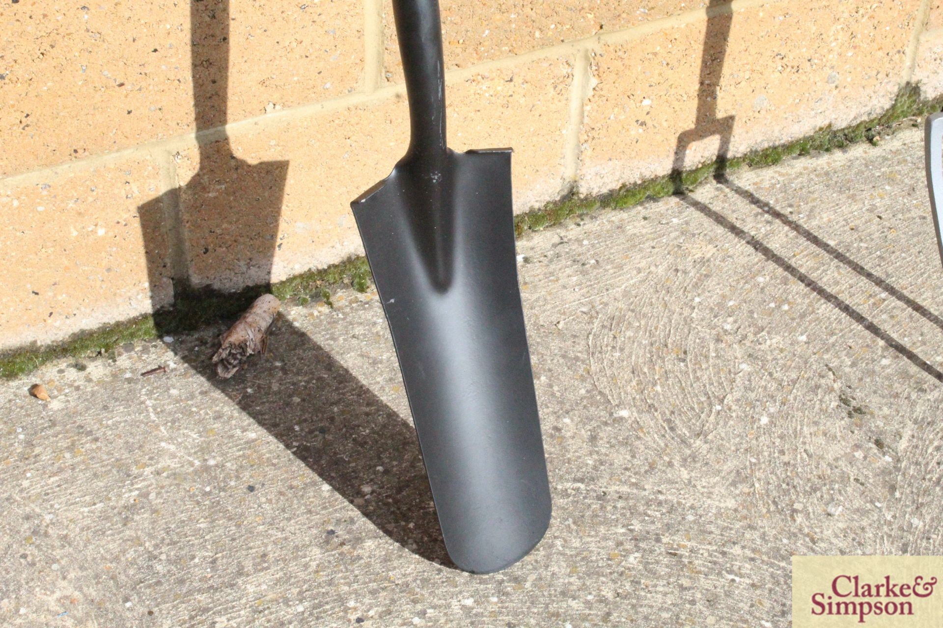 Long handled post hole spade. V - Image 2 of 2