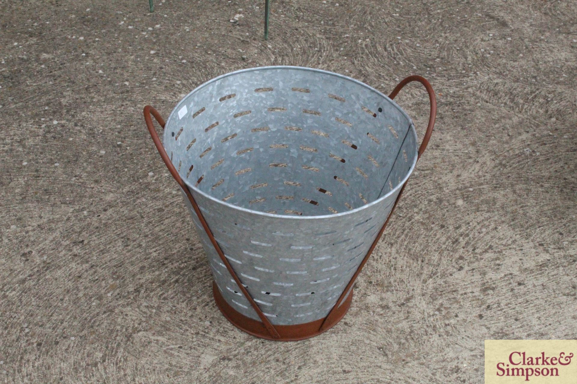 Oyster/ oliver bucket. V