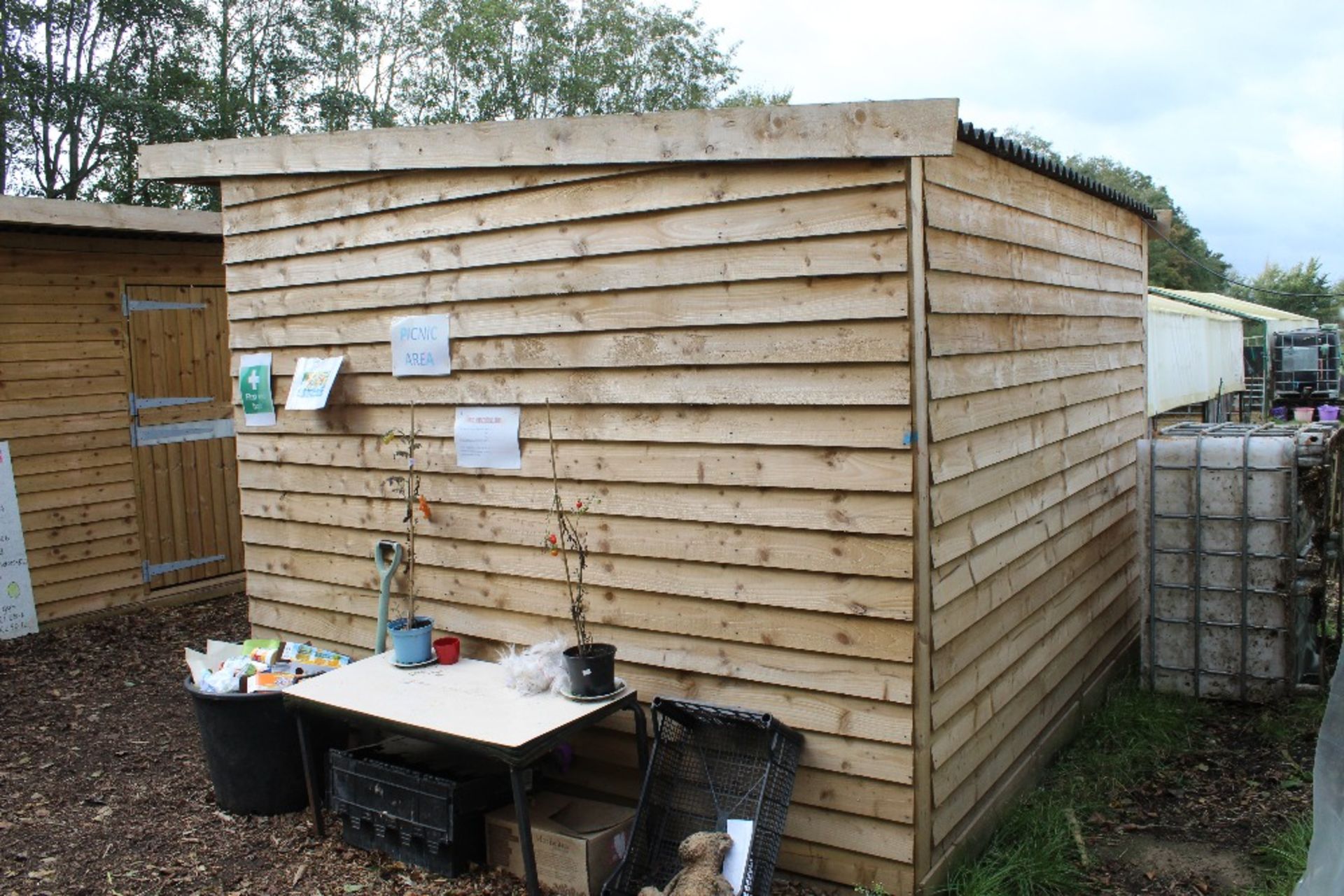 Sectional feed room. 12ft x 12ft. 2ft overhang. 7f - Image 3 of 5