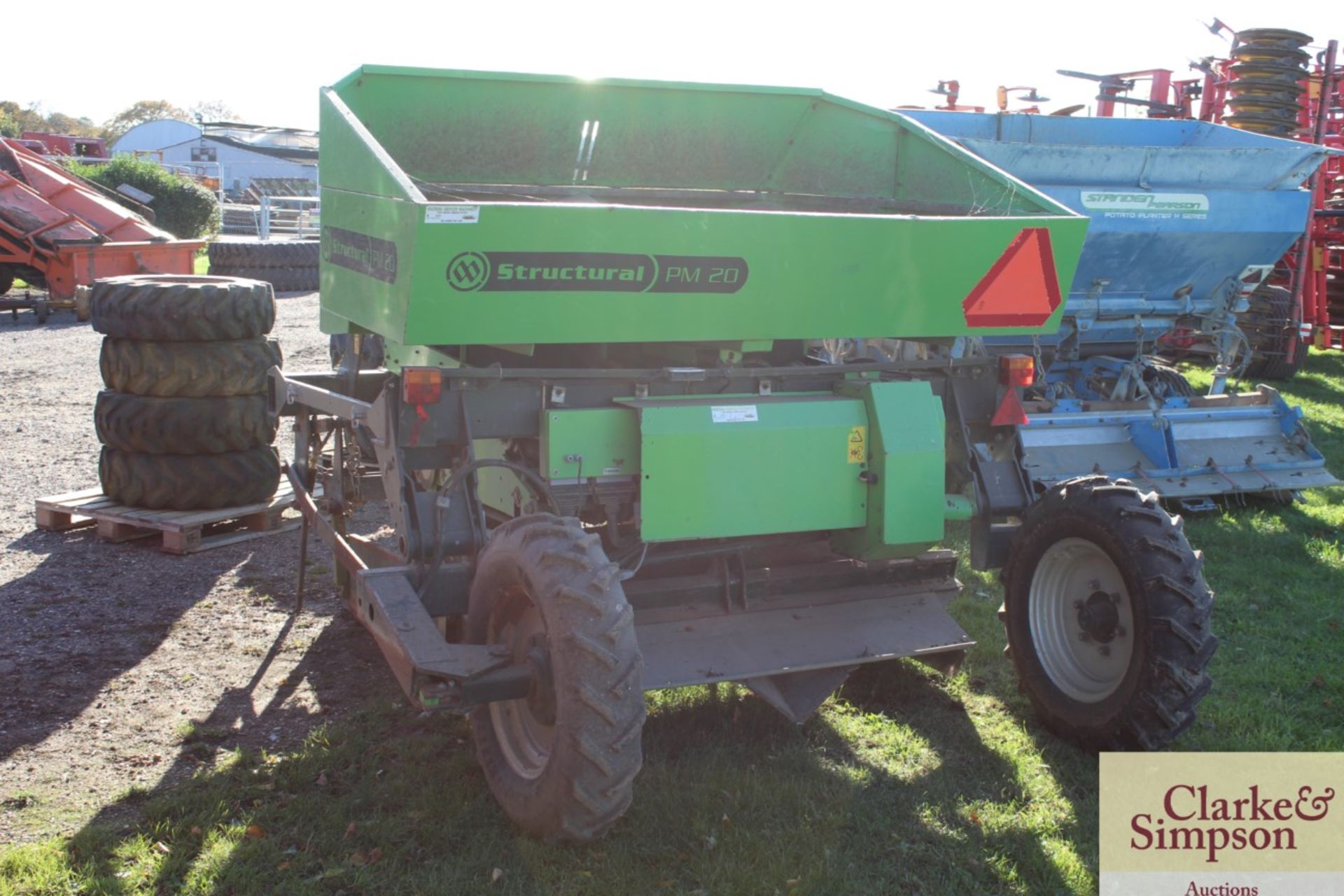 Structural Miedema PM20 tipping hopper belt potato planter. 2005. Serial number 405031. Machine - Image 4 of 11