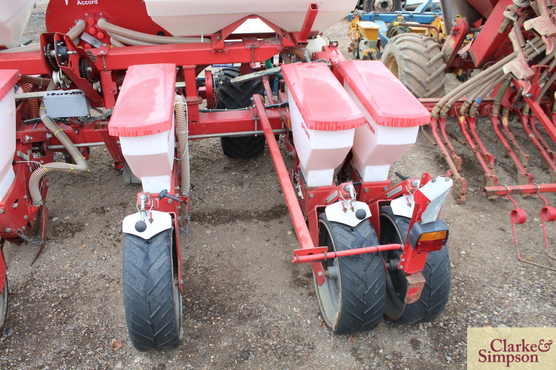 Kverneland Optima 6 row maize drill. 2010. With fertiliser hopper and recent coulters. V - Image 9 of 17