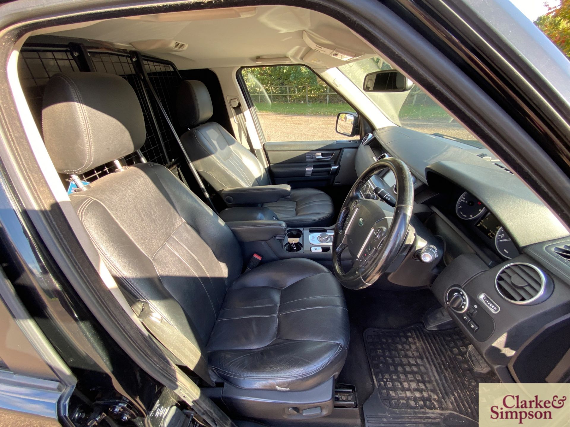 Land Rover Discovery 3.0L diesel commercial SD V6 - Image 40 of 71