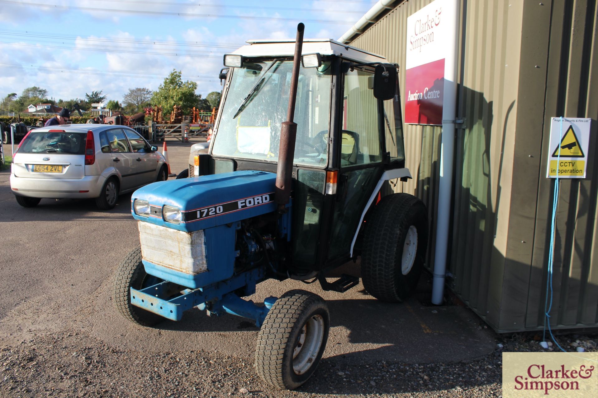Ford 1720 4WD compact tractor. 4,685 hours. Turf wheels and tyres all round. Cab. - Image 2 of 30