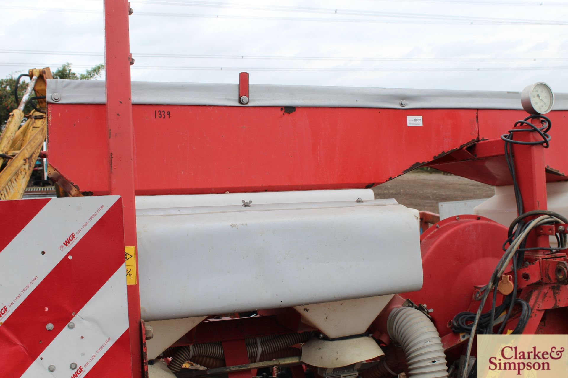 Kverneland Optima 6 row maize drill. 2010. With fertiliser hopper and recent coulters. V - Image 8 of 17