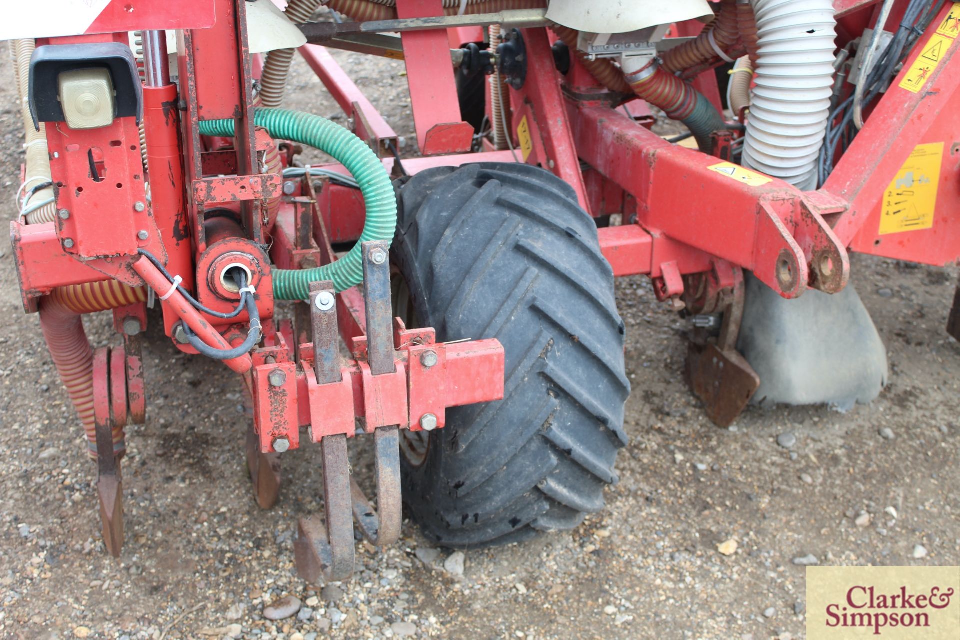 Kverneland Optima 6 row maize drill. 2010. With fertiliser hopper and recent coulters. V - Image 7 of 17