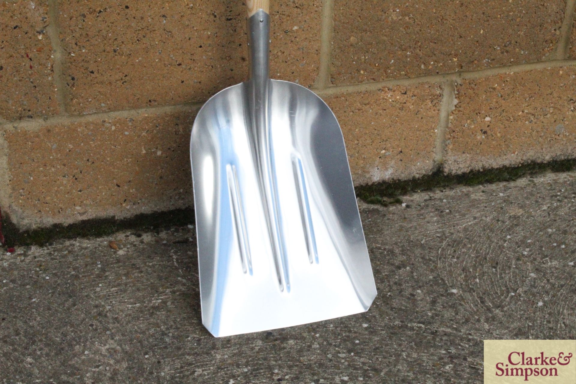 Aluminium shovel. V - Image 2 of 3