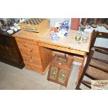 A pine kneehole dressing table fitted four drawers